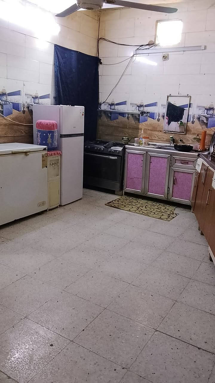 السلام عليكم بيت للبيع 120
بي استقبال ومطبخ وحمام وغرفة نوم بيت نضيف 
طابقين الطابق الثاني 
بي غرفتين وصاله ومطبخ وحمام 
مكان بغداد نهاية حي اور الغرير اول فرع قبل النهايه يم ابو عقيل الكناني المنطقة كامله الخدمات من كلشي 
الشراي يتصل وبخدمته وبسعر مناسب لان محتاج واريد ابيع
***********
