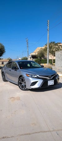 تيوتا كامري للبيع   موصفات SE معروفه   موديل 2018   بيه 3 قطع صبغ   صن...