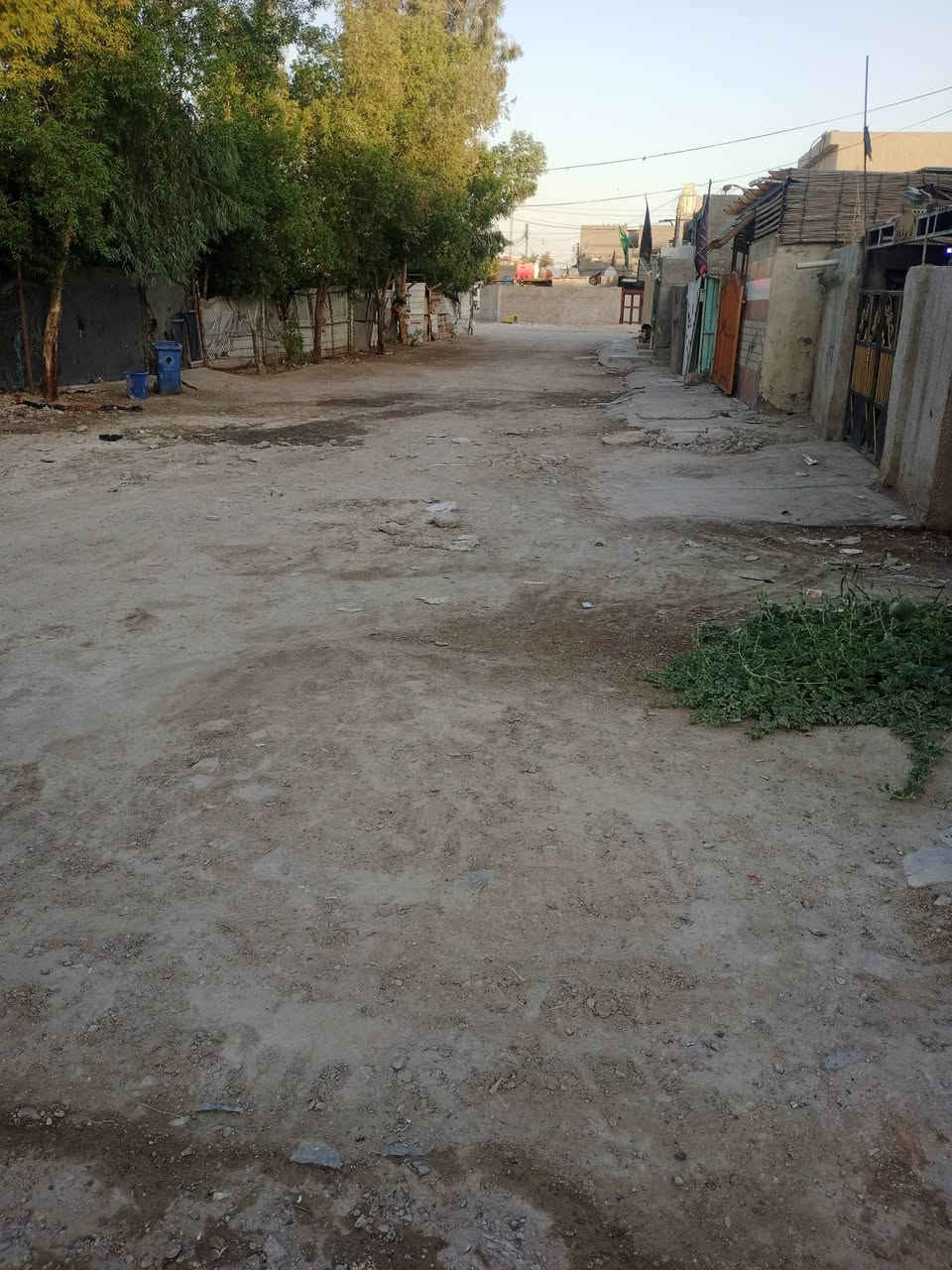 السلام عليكم 
بيت في الامين خلف مجمع الشام المساحة 140متر طابقين 
3غرف نوم كبار واستقبال معزول وغرفة مخزن وكراج جبير، مع حديقة جبيرة للبيع للستفسار ***********
***********
