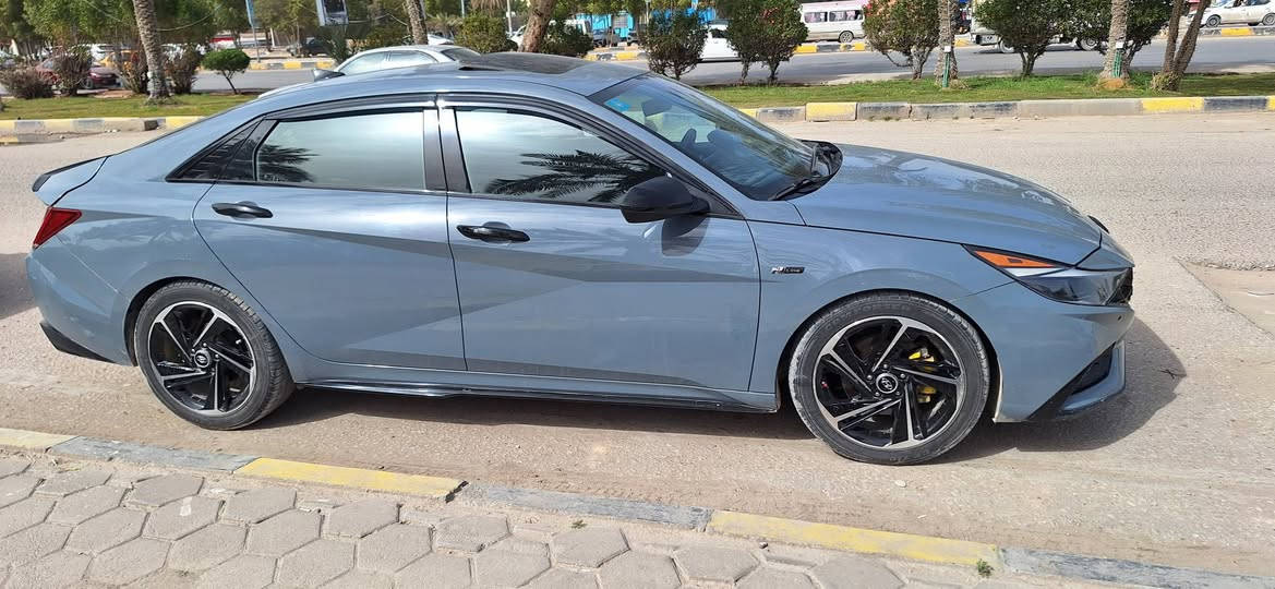 ألنترا أن لاين N line موديل ٢٠٢٣ 

رقم بغداد حرة ماشية ٣٣ الف ميل .

حادث خفيف دعامية وطخات سطحية جانبية بارد لون إسمنتي مميز.

يعني فول مواصفات وبيها محرك وگير أقوى من العادية. محرك ١٦٠٠ توربو ٢٠٤ حصان وگير DCT ٧ نمرات سبورت افضل تقنية گير لحد الآن قوة وسلاسة.

تريد إستخدام عادي تريد رياضي مع صوت كزوز مميز.

فتحة سقف سلايت كهربائي تسخين الكشنات رادارات أمامية خلفية جانبية كاميرا شاشة كبيرة نص الدشبول. مقاعد مريحة بختم ان لاين تحكم مقعد السايق كهرباء فول تحكمات قيادة ذاتية تحديد مسار مثبت سرعة وغيرها.

مكاني النجف الاشرف السعر ١٤٣

الرقم ***********
