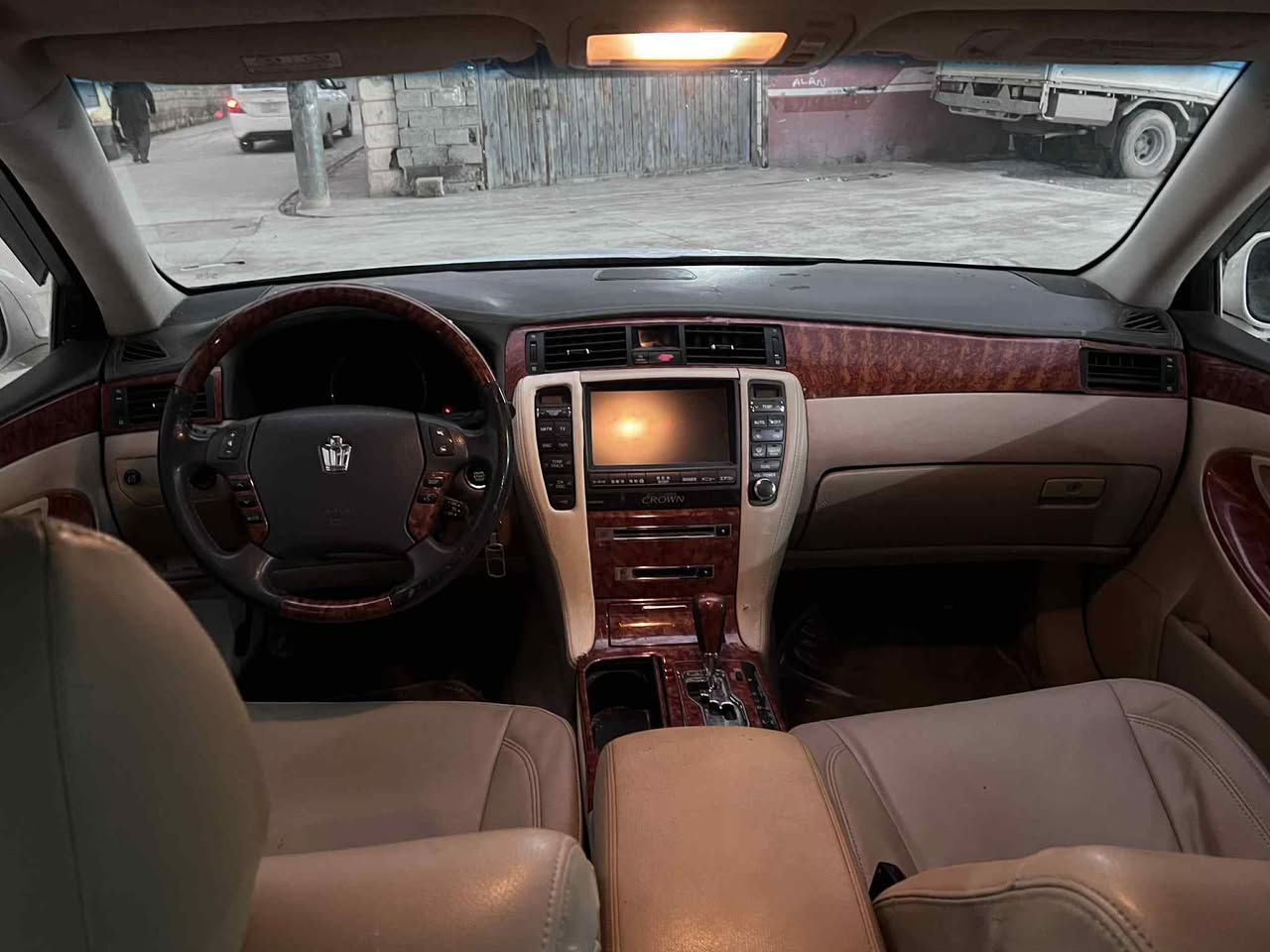 شاهينه موس
١٨٢ بي دوكه ل
ناو زه رد
٢ دوگمه 
كوشن جلد دوبه ي
سوكان حه يزاران 
٢پارچه ي بوياخه 
بونيدي ره شه 
مه كينه و گير به شه رت 
كه ڤه ر گوراو به شه رت 
٥٨ گه لا 
گورينه وه ش آكه م 
***********
***********
