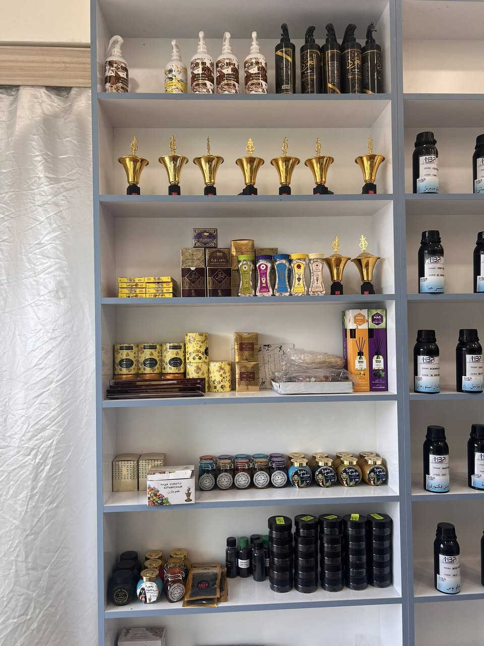 #للبيع  محل عطور للبيع جاهز. ايتمات  انكليزي وفرنسي وبخور  ومباخر كهربائيه وفحمً وشيش. 30مل. و50مل و 100مل. جاهز مع فاترينات تسكام  وميز  ميسان حي المعلمين القديم  شارع السوق ..*********** للاستفسار
