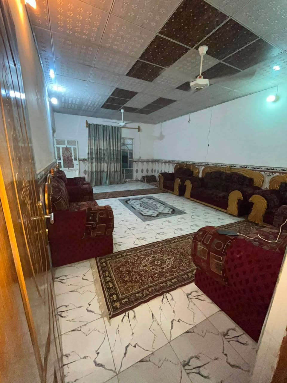 #المكان النجف الكوفه (السهله ،معمل الدبس)
مساحته ٢٤٠ متر
متكون من 
حوش وحديقه وتواليت خارجي 
ومطبخ واستقبال وصاله وحمام وتواليت داخليات وغرف اثنين ومكشوفه 
في الطابق الثاني يوجد غرفه وحمام 
وسطح 

الاستفسار اكثر اتصل ع هاذا الرقم 
***********
