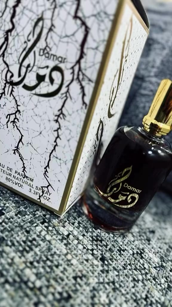 ✨ عطر الجسمي دمار (Damar) هو عطر شرقي-خشبي فاخر للجنسين بتركيبة مركزة من نوع أو دي بارفيوم  ، ويتميّز بطابع دافئ وحلو مع لمسات قهوة وفانيليا وخشب، ما يجعله مناسبًا للمساء والمناسبات والأجواء المعتدلة والباردة.

تجربة عطرية تأخذك إلى عالم من الفخامة والجاذبية منذ الرشة الأولى.افتتاحية ساحرة تمتزج فيها القهوة الغنية مع اللوز والبرغموت والليمون لتمنحك إحساساً بالحيوية والتميز، ثم يكشف قلب العطر عن تناغم راقٍ من الياسمين السامباك وزهر البرتقال والسوسن والورد البلغاري ليضيف لمسة أنيقة وناعمة تخطف الانتباه.

أما القاعدة العطرية فهي الحكاية الأجمل… مزيج دافئ وآسر من الفانيليا والكاكاو وخشب الصندل والتونكا والمسك والعنبر مع لمسات القرفة والباتشولي، ليمنحك ثباتاً يدوم وفوحاناً يترك أثراً لا يُنسى.

دمار ليس مجرد عطر… بل حضور فاخر، وشخصية تُحكى بالرائحة، وأناقة تسبق كلماتك أينما ذهبت. ✨🖤
#الاصلي المنشأ خليجي الامارات
السعر ١٥ الاف
🚘 يوجد خدمة توصيل لجميع محافظات العراق ٤ الاف 🚘


**إذا كنت صاحب هذا الإعلان وتريد حذفه لأي سبب، رجاءا أرسل رسالة إلى الدعم الفني**