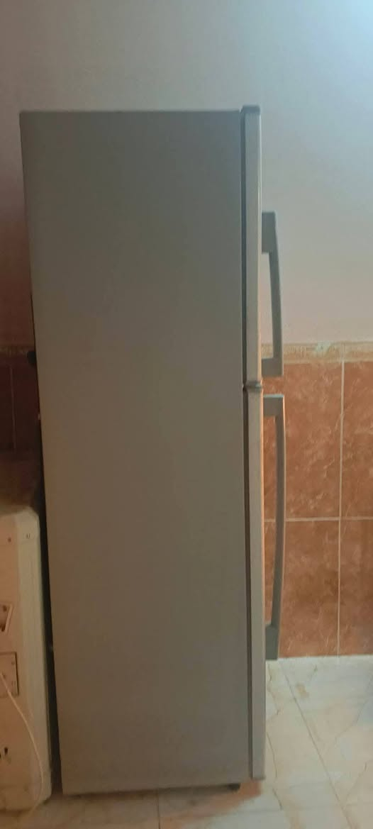 ثلاجه جديد مستخدم شهرين تحتاج ماطور فقط سعرها 300وبيها مجال للشراي 📞 ***********
