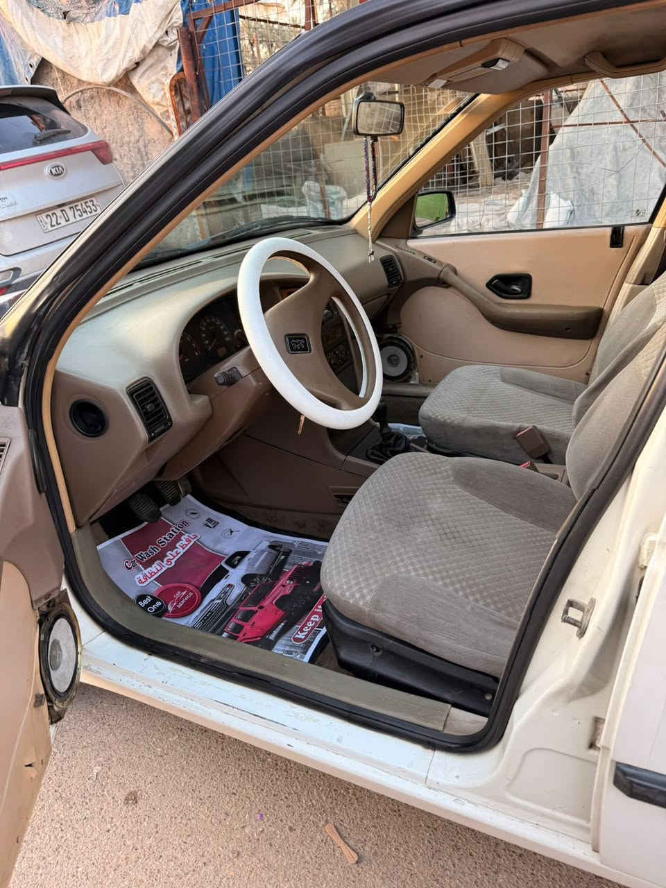 السلام عليكم 
سياره بيجو GLX 405  2010 
سياره كامله وجاهزه كير ومكينه وحداديه مكينه فرنسي 
صدر امامي خلفي جديد بدون ضربه فقط طخه بسيطه بقبق الجنطه موضح بالصوره سياره كامله ومصفره غرامات ورقم دولي مكان السياره بغداد الكريعات السعر  38$ وبيها مجال بسيط
***********

***********
