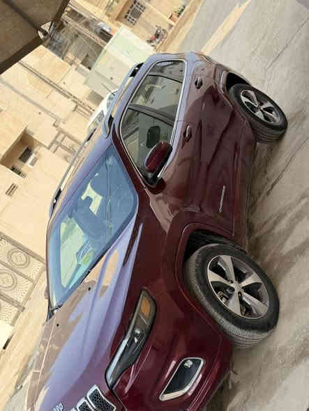 السلام عليكم جيب شيروكي بزون 
موديل 2022 لمتد 
فول مواصفات 1/1 
بانراما جلد كشنات ثنين كهرباء 
تشغيل عن بعد شاشه كبيره 
كامره حساس امامي خلفي 
رادار امامي تشغيل تلقاىي 
تحديد مسار محرك 6سلندر
تبريد قطعتين جنطه كهرباء  
اعلى مواصفات فول للاخير 
ماشيه 15الف محرك كير كفاله
بيها قطعتين صبغ فقط 
السعر 135
***********
