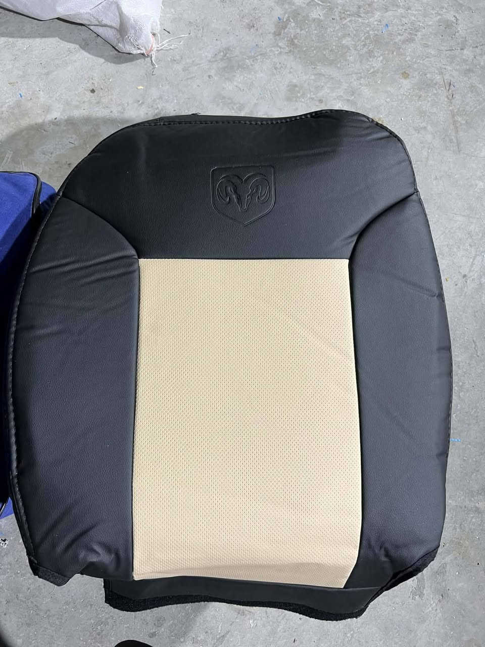 السلام عليكم يوجد دوشمة دوج كرنفال جلد 7 راكب سعره 120 ًمع توصيل ***********
