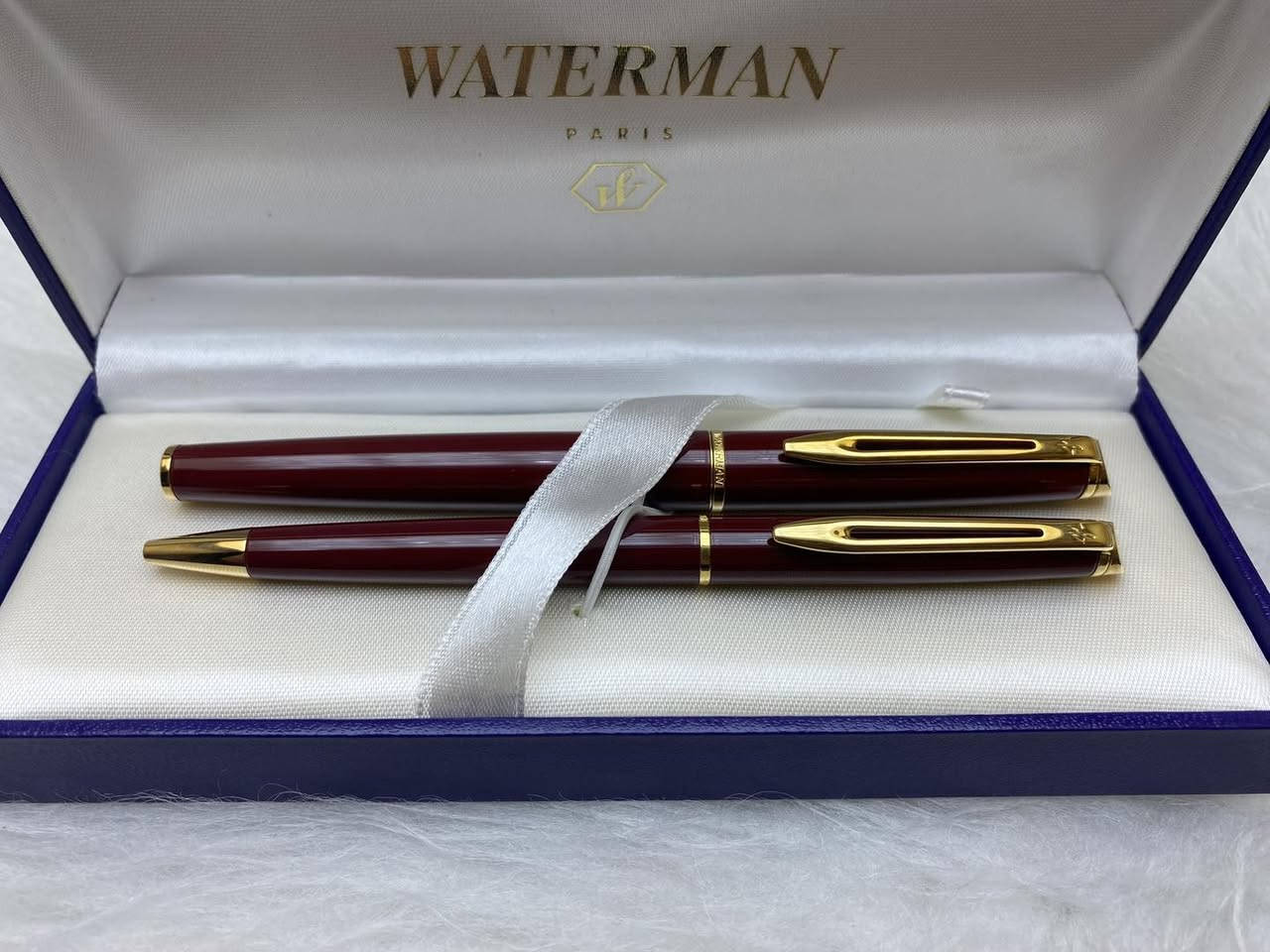 WATERMAN 
سيت  واترمان 
حبر و جاف
فرنسي المنشأ اصلي
حجر (لون مميز)
ريشة(سلاية) طلاء ذهب 
جنكال + حلقات طلاء ذهب 
حجم الخط M
جديد  غير مستخدم
مع العلبة الاصلية و الكرنتي
للاستفسار المراسله على الخاص او الاتصال بالرقم  *********** 
يوجد خدمة توصيل داخل بغداد و محافظات⁩
