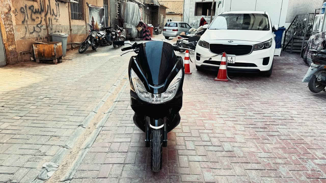 مراوس فقط دراجه لايتي كون نضيفه  اوراق اصولي او رقم
هوندا بي سي إكس (Honda PCX 125) - الجيل الثاني 🇯🇵
السلام عليكم شباب، دراجة هوندا PCX جيل ثاني نظيفة جداً (مثل ما واضحة بالصورة) للبيع، الدراجة مكفولة من كل نواحي 
📋 المواصفات والمميزات:
• المحرك: 125cc بخاخ (PGM-FI)، محرك ناعم وقوي واقتصادي جداً بقطرة البنزين.
• التبريد: راديتر (تبريد مائي)، انسى شي اسمه حماوة بالازدحامات وحر  الصيف.
• السيستم الذكي (Auto Park / Idling Stop): نظام الانطفاء الذاتي عند الوقوف بالتقاطعات والازدحام، وتشتغل فوراً وبسلاسة مجرد ما تلوي يدة البنزين.
• التشغيل: سلف صامت (eSP) تشغيل ناعم وبدون أي صوت مزعج.
• الراحة والأمان: كشن بلادي مريح جداً للمسافات الطويلة، وويل 14 إنج يعطيك ثبات عالي بالطسات والشوارع.
• الإضافات: مضاف لها حمالة خلفية حديد (شبك) جاهزة لشد صندوق، وغلاف كشن شبك طبي ضد الحرارة.
🛠️ حالة الدراجة:
• المحرك والكهربائيات: لوز، المحرك بالباكيت  (والدراجه محركها ما مفتوح)، والكهربائيات كلها شغالة ١٠٠٪؜.
• المصروف: ما تحتاج أي مصروف (دهن موتل الأصلي واخلي بانزين محسن).
• المسافة المقطوعة: ماشية [17 الف 
📍 المكان: [كربلاء]


**إذا كنت صاحب هذا الإعلان وتريد حذفه لأي سبب، رجاءا أرسل رسالة إلى الدعم الفني**