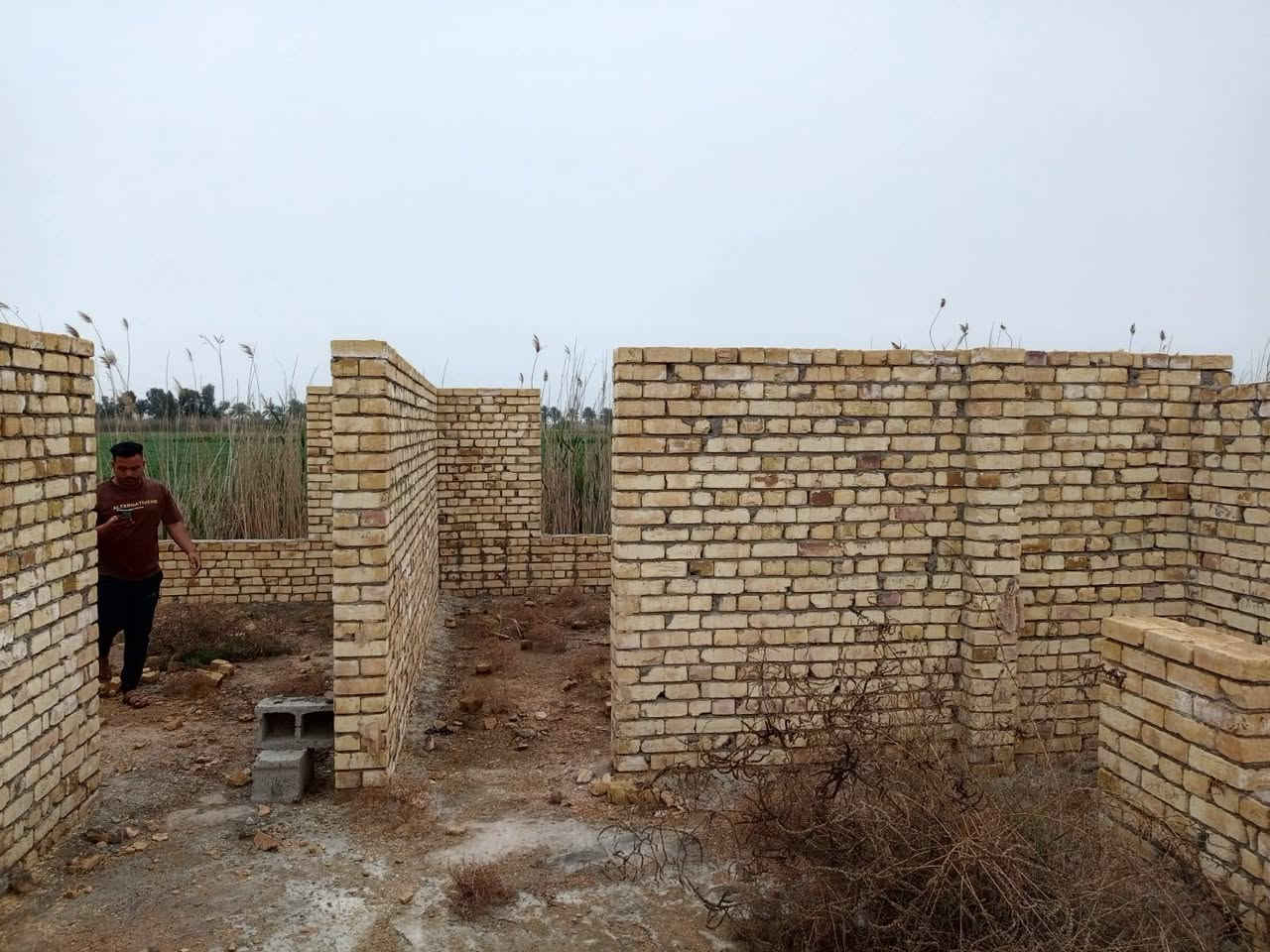 بيت حي العدل هيكل مساحه ٢٥٠م يتكون من مضيف غرفتين نوم وهول مطبخ وحمام وصحيات بناء طابوق مع 500بلوكه *********** مراجعه مكتب المسعودي سعر بيع 35
