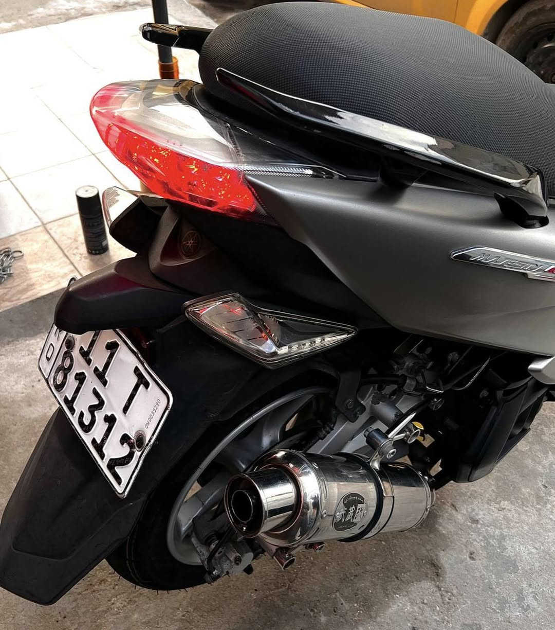 للبيع دراجة
Yamaha majesty 155 s 
2014 مكينة 155 سي سي
( مرقمة بغداد رقم انكليزي ) 
وكامله وبيها هزه يعني الدراجة مهزوزه بيه ستيكر الملصق متحتاج هزه 
الدراجة ماشية 28 الف 
عليها ادامة كاملة 
من ناحية المكينة 
سويتلها صيانة يم الأخ داود الجبوري رجل مبدع بعمله
 تنظيف حجرة الأحتراق كاملة وتنظيف الكور بل كامل 
وتبديل ولفات اصليه ختم SMAX شركة WS اصليات 
وتنظيف النوزل والجويتر والمنظومه مال راديتر بل كامل 
الدراجة بس اكول امانت الله رجعت جديدة يعني اكفلها الك كفاله عامه من ناحية مكينه وكهربائيات 
الدراجة نكرة سلف تكول بصمه من سرعة التشغيل ما شاء الله 
ومسويلها ادامة خرز الكلج الامامي وقايش اصلي مشلن جديد اصلي 
وعليها تخم تايرات امامي وخلفي جديدات امانت الله 
وعليها صالنصه رياضي ستيل تجي بيها حساس أوكسجين تجي قطعتين وكاتم اصليه ختم محفور عليها 
وبيها نواعم قبغ جوزه مزود اصلي وقبغ شاصي مزود وقطره تزويد وجاملغ الامامي يجي رياضي نادر جداً والبومه او الجامه تجي هم رياضي شكل احلى 
والكشن مدوشم بل جديد 
الكفرات ولا شخطه بيها 
وياها شغلات إضافية هم مني 
قايش اخر جديد شركة بور لينك 
وبلاجكتور اضافي وستاند موبايل ونوزل احتياط جديد 
وفلتر شوته مسلح ثاني لان هيه هم بيها واحد داخلها مسلح همين 
وبيها 3 سويجات 
وبيها ذيل رياضي اضافي وذيل بلادي ويا اشاير اصليه اضافي 
الدراجة كامله مكمله مال جناي تعبان عليها جداً امانت الله
الأدامه بل كامل مكلفتني ذاك الحساب 
الدراجة تكدر تكول شركة زيرو متحتاج اي شئ بعد 
( العنوان بغداد الدورة)
رقم الهاتف ***********
متوفر واتساب
