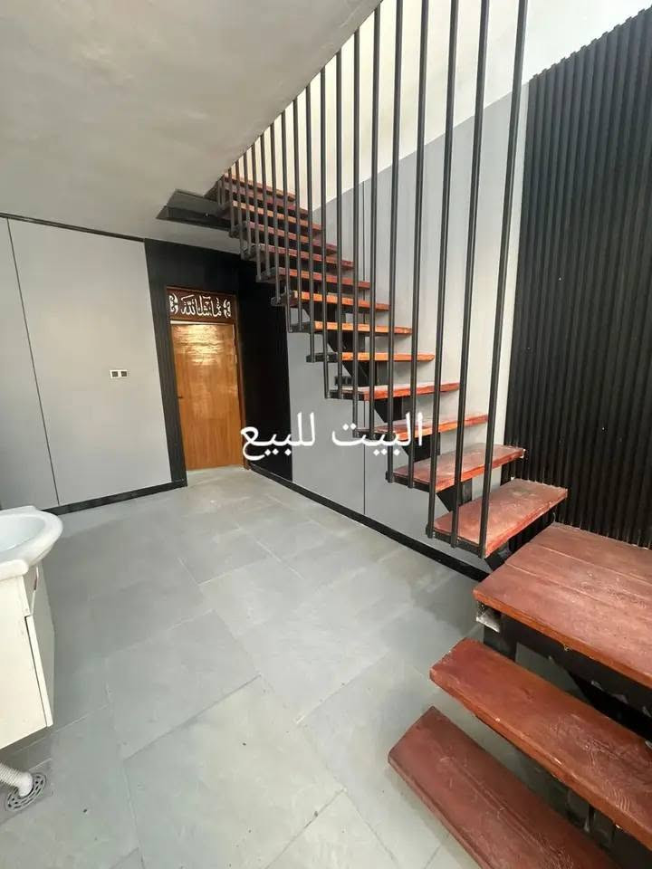 السلام عليكم 
يتوفر بيت للبيع بحي العباس المساحه 50م 
بيع مستعجل 
الرقم للتواصل ***********
