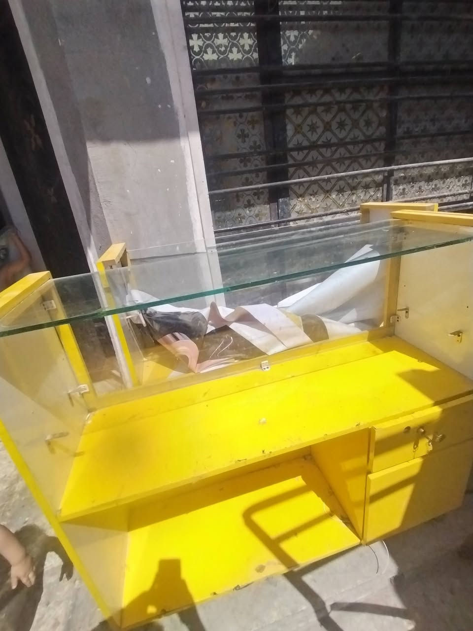 فاترينات للبيع عدد 5 نضيفات كلش وميوزه مال صيانه وديكور عدد3 بسعر مناسب للتواصل ***********
