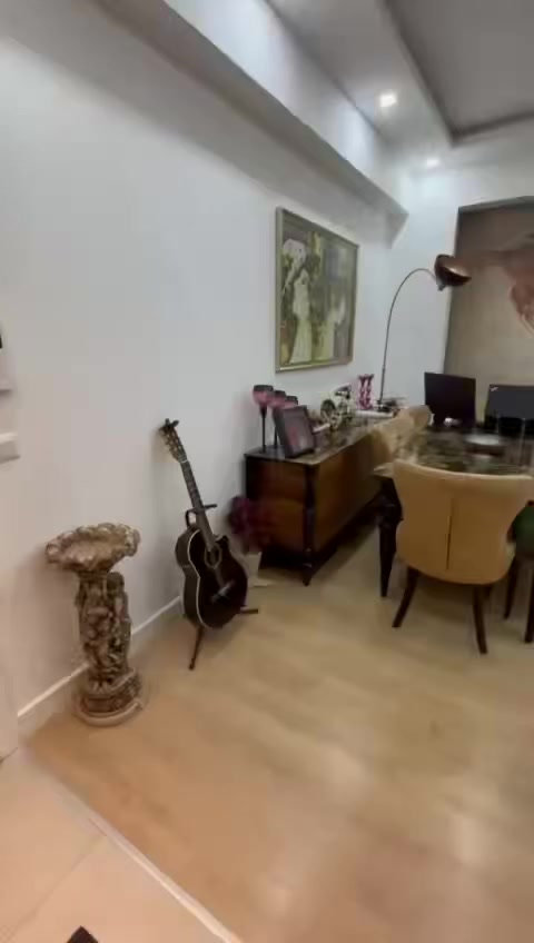 للبيع شقّة فاخرة بمساحة 178 م² بنظام 3.5+1 داخل مجمّع سكني راقٍ، بتصميم داخلي خاص يجمع بين رفاهية السكن وفرصة استثمارية مميزة، ومناسبة للحصول على الجنسية التركية.

⸻

🏠 مواصفات الشقة
 • 3.5+1 بمساحات واسعة ومريحة
 • صافي 165 م² / إجمالي 178 م²
 • مفروشة بالكامل (الأثاث جديد تقريبًا)
 • تصميم داخلي فاخر وتنفيذ خاص
 • نظام تدفئة مركزي بنظام العداد الفردي (Pay Ölçer)
 • مستودع خاص بمساحة 5 م²

⸻

✨ التصميم الداخلي والتفاصيل الجمالية
 • ورق جدران مصمم خصيصًا وأسقف معلّقة أنيقة
 • صالة مشرقة بإضاءة طبيعية طوال اليوم
 • غرفة نوم رئيسية مع حمام خاص
 • حمام رئيسي بسيراميك حديث وتجهيز كامل
 • غرفة ملابس بتصميم مميز

⸻

🍽️ المطبخ
 • مطبخ مغلق عصري مجهز بالكامل
 • أجهزة مدمجة من Franke و**Siemens**
 • طاولة بيسترو من الحديد المشغول.

⸻

🛋️ الأثاث والماركات
 • أجهزة تلفاز من LG و**Samsung**
 • أثاث بتصميم وتنفيذ خاص بأسلوب تشيستر عصري
 • ستائر من Brilliant و**Taç**
 • سجاد سلسلة Step Antika

⸻

🌿 الشرفة (البلكون)
 • شرفة واسعة بمساحة 26 م²
 • جلسة خارجية وخزانة حديد مشغول لأجواء معيشية راقية

⸻

🏢 مرافق المجمع السكني
 • مسابح داخلية وخارجية
 • صالة لياقة بدنية ومناطق رياضية
 • مسارات مشي ضمن مساحات خضراء
 • مناطق ألعاب للأطفال
 • أمن وحراسة 24/7
 • موقف سيارات مغلق
 • سوبرماركت، مقهى، مطعم ومرافق اجتماعية داخل المجمع

⸻

📍 الموقع والمواصلات
 • على مسافة مشي من المترو ومحطات الحافلات
 • خدمة Shuttle إلى مترو Göztepe وMahmutbey (مشمولة في رسوم الصيانة)
 • وصول مباشر إلى طريق TEM والطرق الرئيسية
 • قريب من المدارس والمستشفيات والمراكز التجارية

📲 للاستفسار والتواصل عبر الواتس آب:
+90 545 683 61 58


**إذا كنت صاحب هذا الإعلان وتريد حذفه لأي سبب، رجاءا أرسل رسالة إلى الدعم الفني**