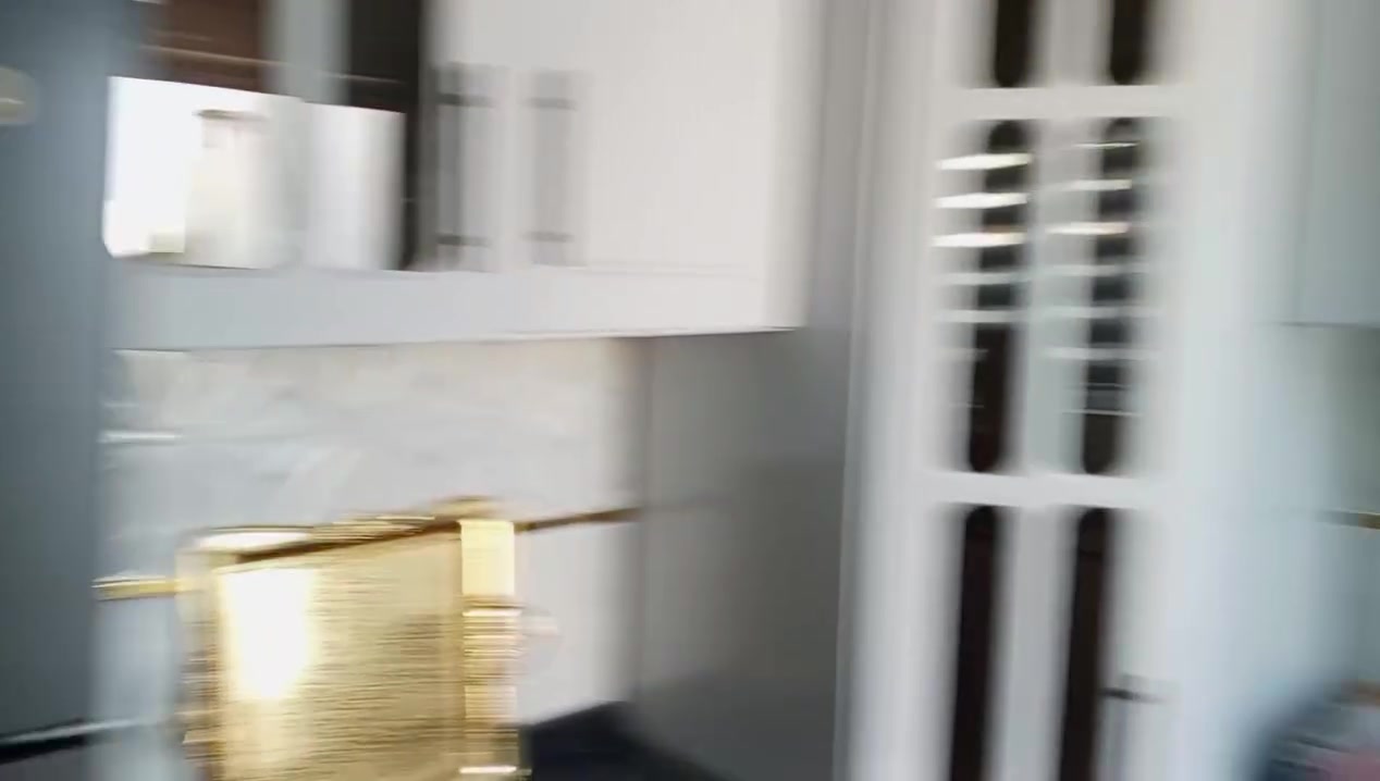 بيتين للبيع المساحه متر مربع نفس التصميم حي بدر شارع لحم بعجين الماسه تبريد مركزي مع غراض البيت سعر 85 مليون كل واحد رقم موبايل ***********
