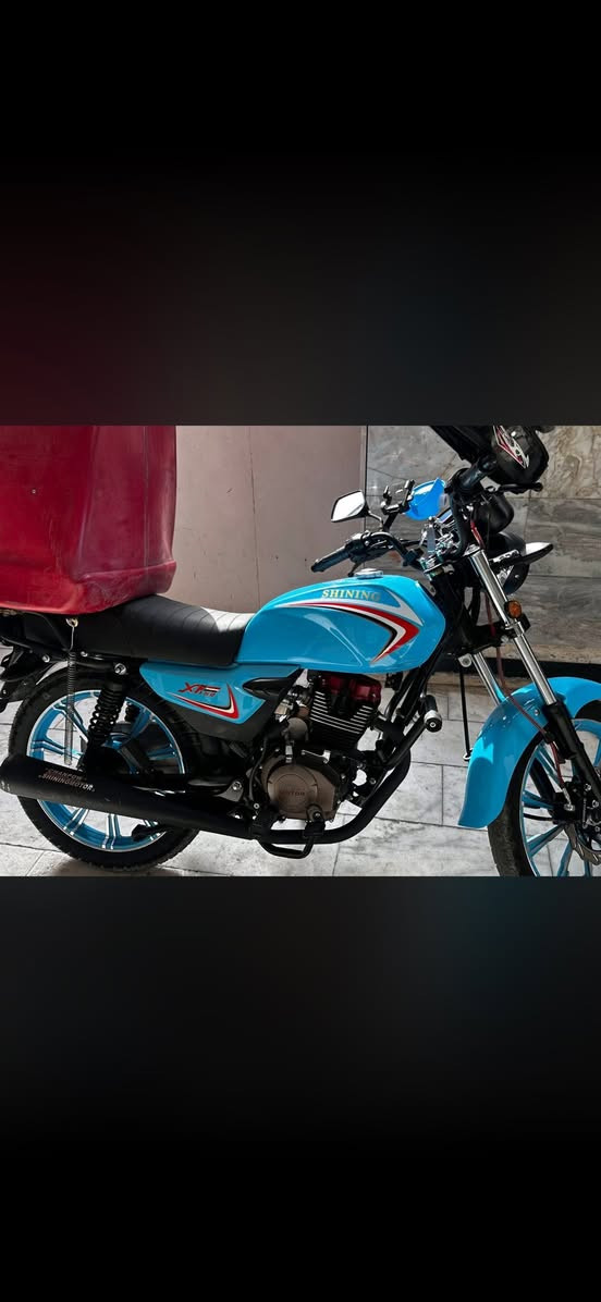 سلام عليكم لبيع نضيفه كلش بدون نقص بدون صرف بدون ضربه بدون خياس بدون حادث تاير خلفي جديد قبل يومين شديته ماشيه 20 الف ابيعلك ع فحص انطيك الصندوك وياها هديه ودسكات احتياط جديد وبنز خلفي احتياط جديد قبغ زنجيل فاتحه لن بدلت زنجيل وبدلت كلج اصلي مؤسسه  قبل فتره مكاني ساحة عدن *********** سعر 850 بيها مجال بسيط
