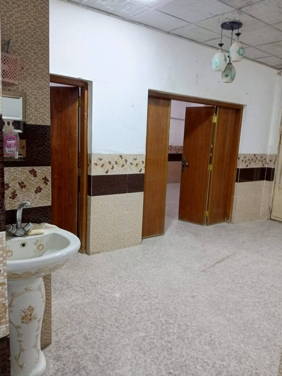 شقة للايجار ١٠٠م نظيفة وكاملة شارع البوبيات قرب أسواق برتقاله ٣٠٠ الف ***********
