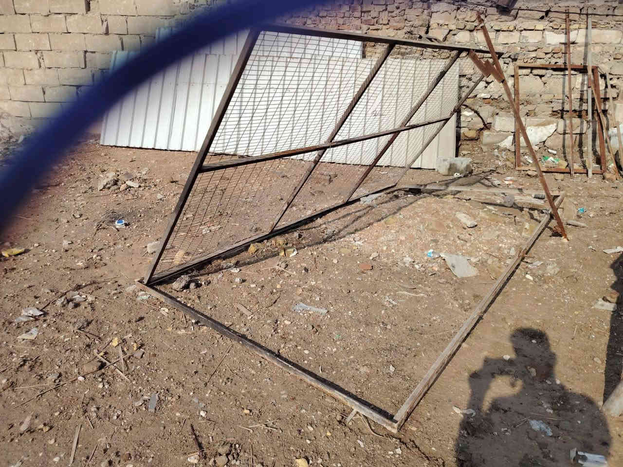 السلام عليكم غراض مستعمله للبيع مجمده استعمال 6 شهور مفرغه بنكه باب بيارسي سقايف اثنين جدد ميز حديد كبير وداير حديد جبير ينسد وينفتح. لتواصل ***********
