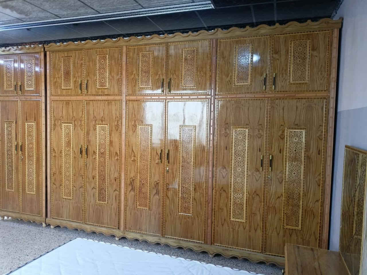 #قسط_غرفتك_براحتك
✔️ ويانا مدة التقسيط سنة و نص بدون مقدمة
✔️ لحاملي ماستر كارد الرافدين من الموظفين و المنتسبين و المتقاعدين وحتى الوريث مشمول عدنا
✔️ يوجد فصال حسب الطلب
✔️ يمكنكم استبدال غرفكم القديمة بغرفة جديدة وتقسيط الفرق
✔️ غرف نوم باحدث الموديلات من خشب الصاج
📌العنوان : الموصل / الجانب الأيمن / الصناعة القديمة / اليابسات 
📱اسياسيل : *********** (يوجد واتساب)
📱 كورك : ***********(يوجد واتساب)
