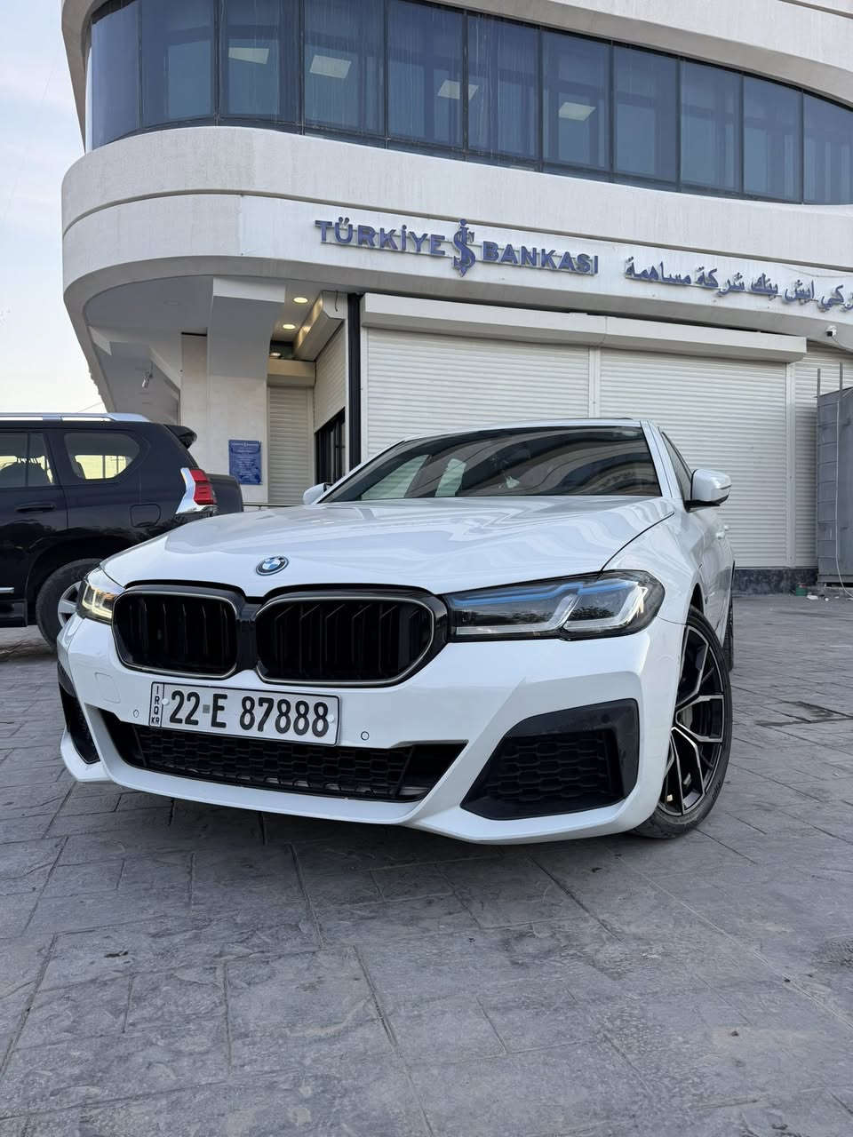 السلام عليكم
BMW 530e 2022 
ام بكج بلادي دركة ودوسات ودعاميات 
داتا شو 
تحديث لغة عربية كامل 
كاربلي وايرلس 
كشنات تدفئة داخل اسود 
ايمائات صوت 
سستم صوت هارمن كاردن 
دفع خلفي RWD 
حزام كهرباء 
حساس  امامي خلفي جانبي 
السيارة ٣ انظمة كهرباء + هايبرد+ بانزين 
الحادث كلش بسيط بارد بالجاملغ الامامي وصبغ قليل بالجاملغ الخلفي علكد الهلال 
السعر  35,800$ 
مكان السيارة بغداد المنصور او العامرية 
***********
***********
