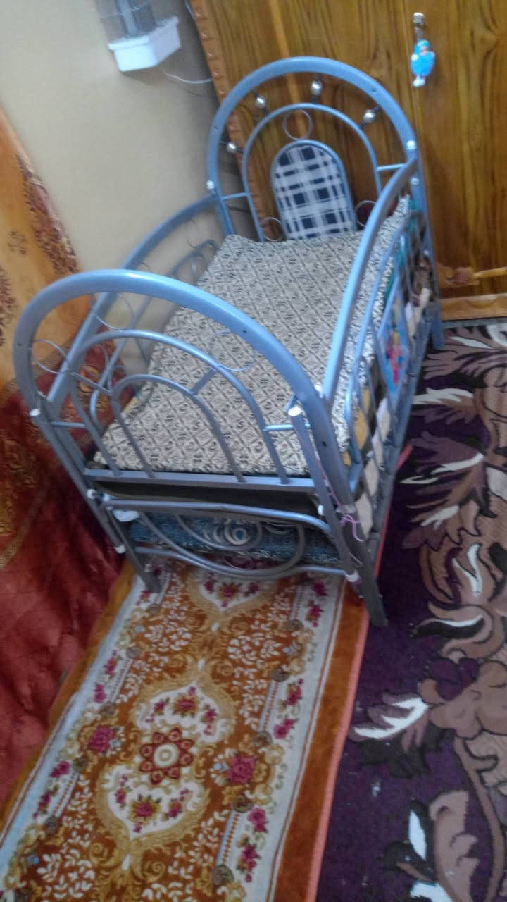 سرير اطفال للبيع نظيف مكاني بل ايمن 50 ألف بي مجال ***********
