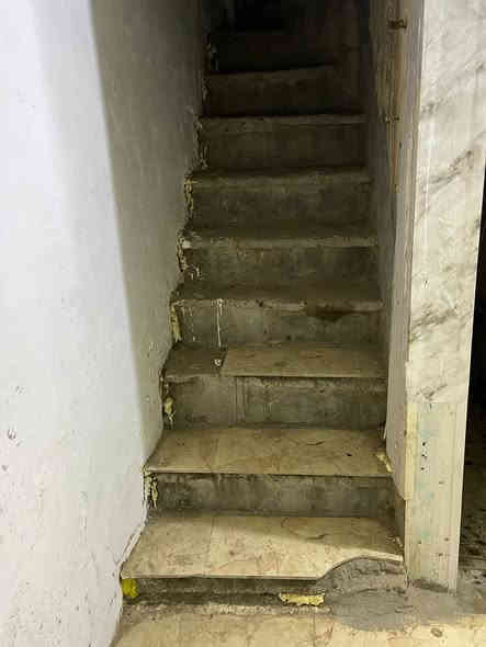 🛑 #للبيع بيت في حي الجمهوري/ الشارع المقابل باب ملعب الاتفاق
🛑 المساحة 100 متر واجهه 10 متر 

🛑 طابقين عكاده 

🛑 الطابق الارضي يحتوي على /

🏤 غرفة 
🏤 صالة 
🏤 مطبخ 
🏤 استقبال 
🏤 صحيات

🛑 الطابق الاول يحتوي على/

🏤 غرفه 
🏤 صحيات
🏤 سطح

🛑 مؤجر حالياً بسعر ٢٥٠ الف 

للاستفسار الاتصال على 
***********
