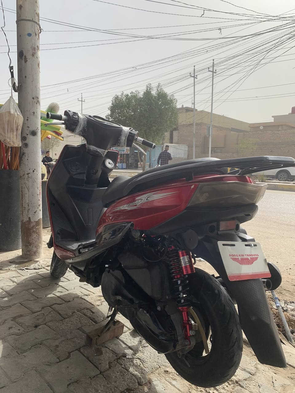 السلام عليكم دراجه سكنس صيني مكينه ما مفتوحه مثل ما واضح بل صوره ستيرن بي عواج شويه سلف عاطل سعره 250 وبيه مجال حك الجيه
مكان  شارع ابو طالب 
للاتصال ***********
