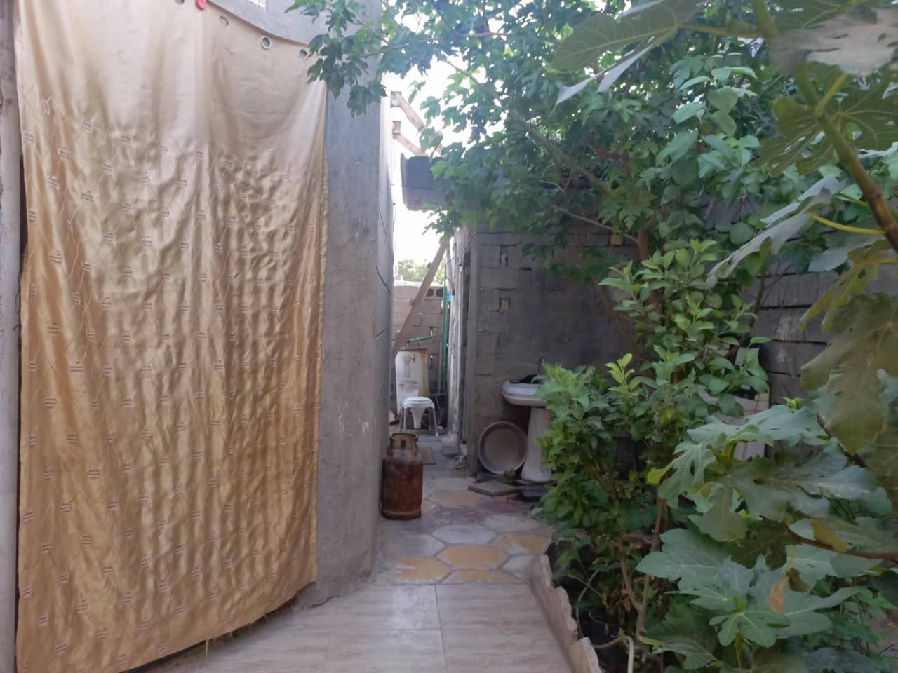 بيت للبيع خلفي عرض دربونه 2 متر زراعي بل لإسكان الصناعي قرب مدرسة الحريه طريق حولي يحتوي ع صاله + غرفتين + مطبخ + استقبال + كراج 4 × 6 +حديقه+ بكافت خدمات ماي مجاري كهرباء وقريب ع مدرسه شارع تبليط  مساحه كليه 170 بنيان 140 بناء بلوك كهربائي بناء حديث سعر 60 وبي مجال وتفاصيل أكثر متواجد واتساب 

 ***********
