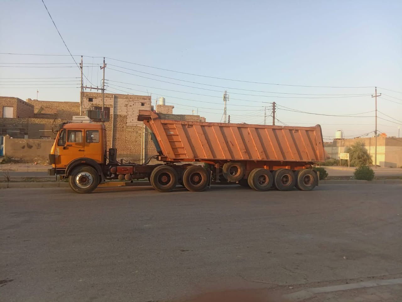 سلام عليكم للبيع البي موديل 81 مكينه 44 كير برميل 190 مجموعه نص جيف كبان جيف شاصي بدون صبغ رقم نكليزي نجف تلث لوحات سنويه الئ 2031 بسمنه تخم تاير عربانه كولر ذرعه30متره تلث دناكير تخم تاير مكفول كفاله عامه السعر 350 ورقه الرقم ***********
