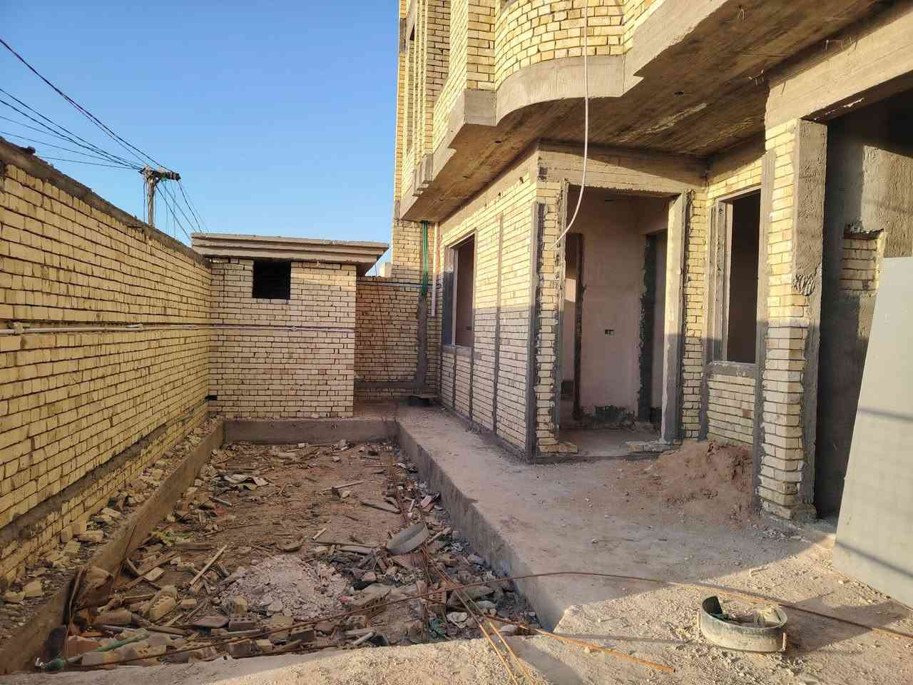 بيت هيكل ملبوخ جص كامل
المساحه 250متر ركن شارعين شارع 20 وشارع 10
مطلوب اسكان 60مليون

طابقين الطابق الارضي يحتوي استقبال+ صاله+ مطبخ حار وبارد+ غرفتين وحمامات داخليه وخارجيه

الطابق الاول يحتوي صاله كبيره+ اربع غرف + سويتات داخليه داخل الصاله 

لأستفسار مراجعه مكتب المعمار الراقي للعقار الواقع خلف مطعم ثائر الجبوري مقابل حي المهندسين ضغط الخشب

 بإدارة 

سلام الفتلاوي ***********

احمد الفتلاوي ***********
