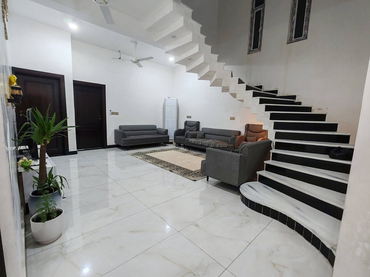 سلام عليكم دار للبيع مساحه ٢٦٠ متر زراعي طابو صرف سهم بناء ١٦٠ متر حديقه وكراج ١٠٠ متر بناء سنه ٢٠٢٣ العنوان البهادريه خلفه صالح للاستفسار أكثر الاتصال ع الأرقام التاليه *********** او ***********
