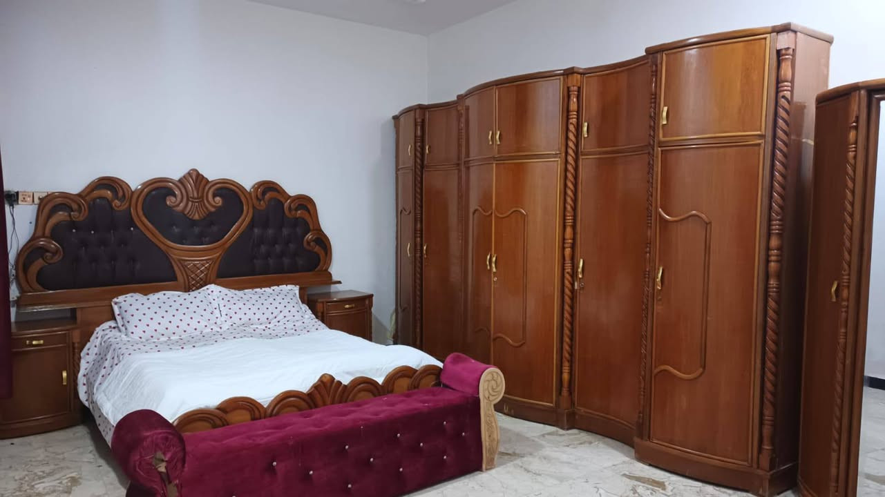 السلام عليكم غرفه اخشاب دنكة ثقيل تزكام للبيع السعر ب850وبي مجال مسوينهة بمليونين غرفه ثكيله  ***********
