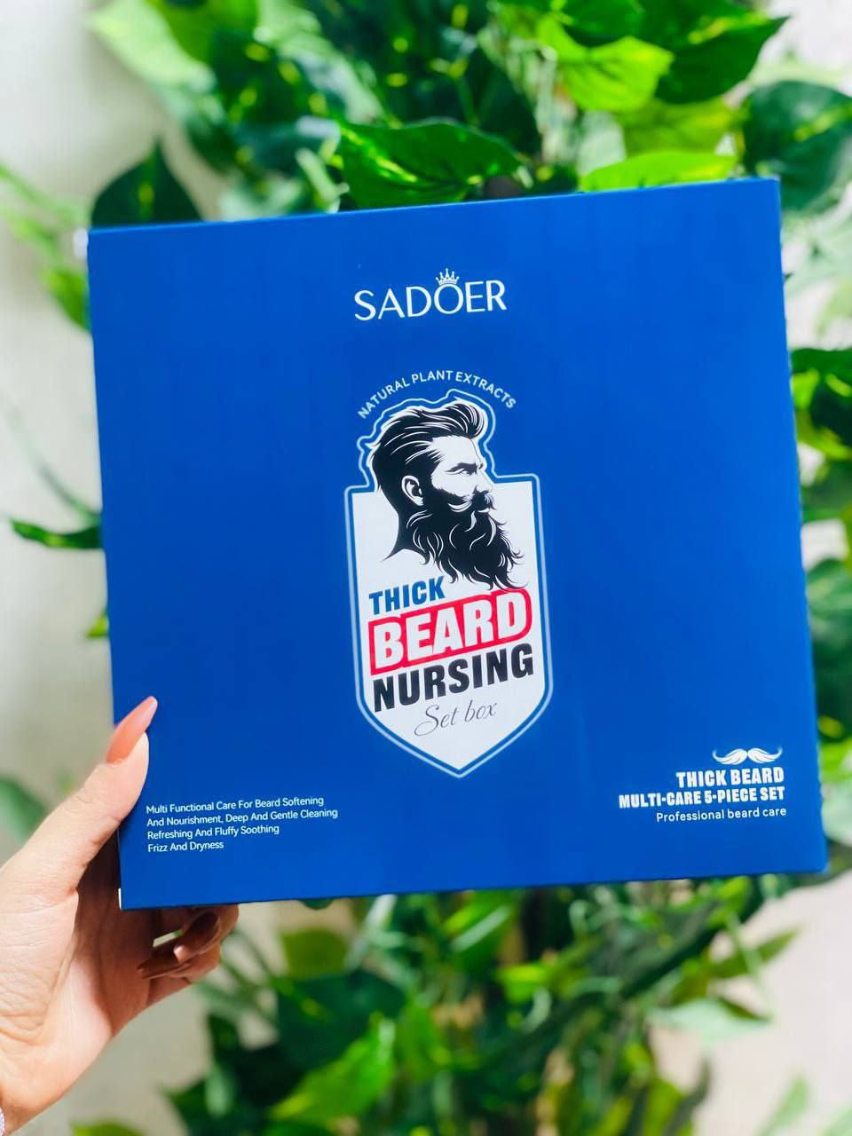 ✨مجموعة العناية باللحية من SADOER، والتي تهدف إلى توفير العناية المتكاملة للحية أقوى وأكثف. تتضمن المجموعة شامبو وبلسم وزيت ومنعم للحية. تغذي البصيلات بعمق وتقوي الشعر وتحفز النمو الطبيعي.تساعد على منع هيشان اللحية وتمنحها لمعاناً.. تعد المجموعة حلاً متكاملاً لترطيب وتغذية وتكثيف اللحية.. تهدف إلى توفير روتين كامل للمساعدة في تنعيم اللحية الخشنة وتعزيز النمو الصحي. مصنوعة من مستخلصات نباتية طبيعية وزيوت مثل زيت الجوجوبا وزبدة الشيا وفيتامين E.

✅الفوائد:
✔️تنظيف عميق وفعال للأوساخ العالقة في اللحية.
✔️ترطيب وتنعيم الشعر الجاف والمجعد.
✔️تغذية بصيلات الشعر للمساعدة في نمو لحية أكثر كثافة وامتلاءً.
تقليل الحكة والقشرة المصاحبة لنمو اللحية.
✔️تسهيل تصفيف اللحية وتشكيلها.

محتويات المجموعة (5قطع) 
تحتوي المجموعة على 👇 
شامبو اللحية : لتنظيف اللحية بلطف.
بلسم اللحية : لتنعيم وفك تشابك الشعر.
زيت التغذية : لترطيب وتقوية جذور الشعر.
بخاخ التغذية : لإنعاش وتنعيم فوري.
مرهم التنعيم (بلسم) (وعاء دائري): للمساعدة في التصفيف وإضفاء لمعان.
#الاصلي
🚘يوجد خدمة توصيل لجميع محافظات العراق ٤ الاف 🚘


**إذا كنت صاحب هذا الإعلان وتريد حذفه لأي سبب، رجاءا أرسل رسالة إلى الدعم الفني**