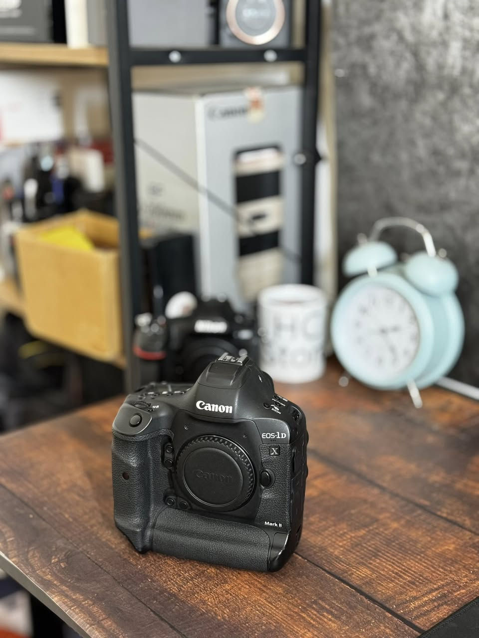 📸 Canon EOS-1D X Mark II – Body Only

كامرة احترافية مخصصة للتصوير الرياضي وتصوير الحياة البرية والفعاليات السريعة 💪
مستعملة بنظافة 95٪؜ وحالتها ممتازة جداً ✨

🔹 المحتويات:
• بدي فقط
• الشاحن الأصلي
• بطارية بلادي
• حزام
• جنطة

💰 السعر فقط: 2,500,000 دينار عراقي

🚚 متوفر توصيل لجميع المحافظات

⸻

🔥 أهم المواصفات:

• 📷 حساس Full Frame بدقة 20.2 ميگاپكسل
• 🚀 سرعة تصوير متواصل حتى 14 صورة بالثانية (وحتى 16 بصيغة Live View)
• 🎥 تصوير فيديو 4K 60fps
• ⚡ نظام فوكس احترافي بـ 61 نقطة تركيز
• 🌙 أداء خرافي بالتصوير الليلي (ISO يصل إلى 409,600)
• 🛡️ هيكل مقاوم للعوامل الجوية والغبار
• 🔋 بطارية قوية تدوم لفترة طويلة جداً

كامرة مناسبة للمحترفين واللي يريد أعلى أداء بدون تنازلات 👌

📩 للاستفسار أو الحجز مراسلة الصفحة


**إذا كنت صاحب هذا الإعلان وتريد حذفه لأي سبب، رجاءا أرسل رسالة إلى الدعم الفني**