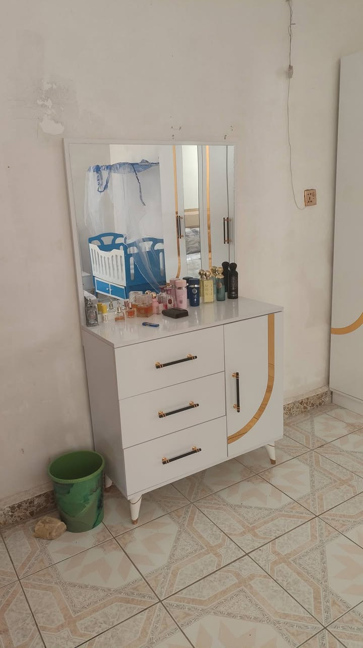 غرفه نوم تركي 5 قطع جديده جديدة  للبيع 400
نجف ***********
