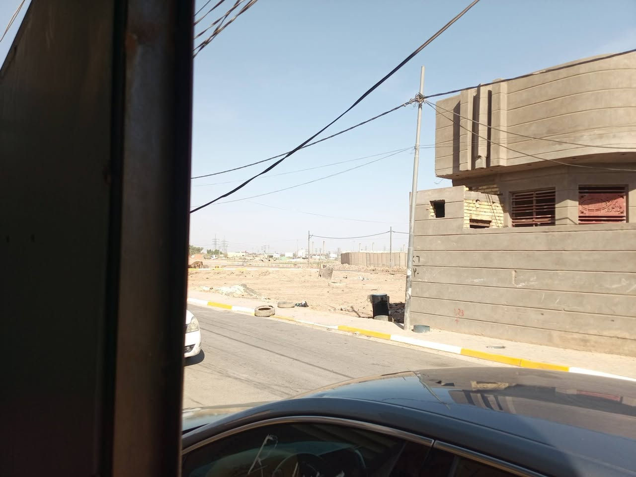 الديوانية حي الشرطه بدايت المنطقه المساحة 200
واجهه 10 نزال 20
كونكريت مسلح
بناء2019
غرفتين صاله استقبال مطبخ حار وبارد مدخل صحيات داخلية
مناور 2وخارجية عرض شارع 10 
نقد 150 مبادره 155
*********** الدار بسمي
