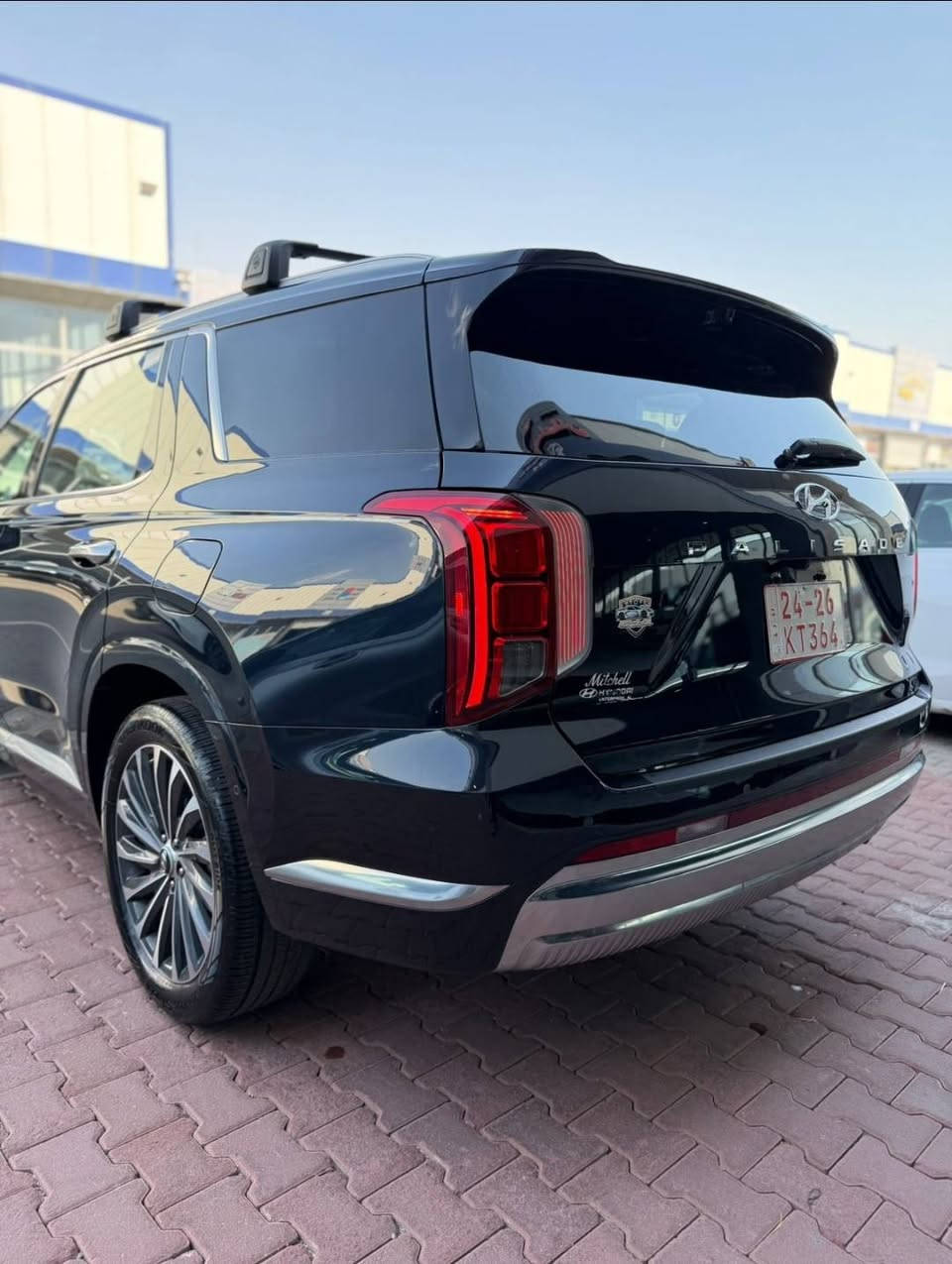 سيارة هيونداي باليسيد كاليجرافي 2024 (Hyundai Palisade Calligraphy) باللون النيلي على سواد
وارد امريكي دخول جديد
-كير ومحرك مكفول
- السعر 31000 دولار وبي مجال  
- ⁠السيارة رقم اربيل 
- ⁠الحادث امامي البنيد مصبوغ نص فقط والدعامية مبدله
- باقي السياره كفاله عامه 
- السونار مرفق مع رقم الشاصي
-نوع المحرك: تنفس طبيعي 6 أسطوانات (V6) بسعة 3.8 لتر (GDi).
الممشى: 35000 mile 
-ناقل الحركة: أوتوماتيكي من 8 سرعات (تحكم بالأزرار Shift-by-Wire) مع شيفرات تبديل (شفتات).
-نظام الدفع: دفع كلي ذكي HTRAC AWD مع أوضاع قيادة متعددة (Comfort, Eco, Sport, Smart) بالإضافة إلى أوضاع التضاريس (Snow, Mud, Sand).
-مصابيح أمامية وخلفية LED كاملة بتصميم عمودي، مع إضاءة ترحيبية (Puddle Lamps) بشعار كاليجرافي تحت المرايا الجانبية.
- الإطارات مقاس 20
- فتحة سقف مزدوجة (فتحة أمامية متحركة + سقف بانورامي خلفي ثابت).
- الباب الخلفي: كهربائي ذكي يفتح تلقائياً عند الاقتراب (Smart Power Tailgate)
- مقعد السائق (Ergo-Motion): مقعد صحي ذكي يحتوي على مساج لتقليل التعب في السفر الطويل، مع ذاكرة لحفظ الوضعيات .
- المقاعد: مكسوة بجلد نابا (Nappa Leather) الطبيعي الفاخر بتطريزات ألماسية.
- جميع المقاعد تدفئة وتبريد
- السقف كنتارا
- الشاشات: شاشتان مدمجتان مقاس 12.3 بوصة؛ واحدة للعدادات الرقمية بالكامل مع عرض زوايا الرؤية العمياء عند الإشارة، والأخرى شاشة ترفيه وسطية تدعم نظام الملاحة، وأبل كاربلاي، وأندرويد أوتو.
- مرآة الرؤية الخلفية الرقمية: مرآة داخلية ذكية تتحول إلى شاشة تعرض كاميرا خلفية حية، مفيدة جداً إذا كانت الحقيبة ممتلئة بالأمتعة وتحجب الرؤية.
- النظام الصوتي من Harman Kardon
- ميزات إضافية: شاحن لاسلكي سريع للهواتف، نظام التحدث مع ركاب الصف الثالث عبر الميكروفون (Passenger Talk)، ونظام كتم الصوت في الخلف (Quiet Mode).
-  كاميرات محيطية 360 درجة 
- الرادار التكيفي ومثبت السرعة الذكي (Smart Cruise Control) مع ميزة التوقف والانطلاق
- نظام المساعدة على تجنب الاصطدام الأمامي في التقاطعات (FCA-Junction).
- نظام الحفاظ على المسار والتحذير من الخروج منه مع التدخل التلقائي.
- نظام المساعدة على تجنب الاصطدام في البقعة العمياء (BCA) والتحذير من حركة المرور الخلفية
موقع السياره 
بغداد الدوره 
للتواصل مباشر واتس
***********
