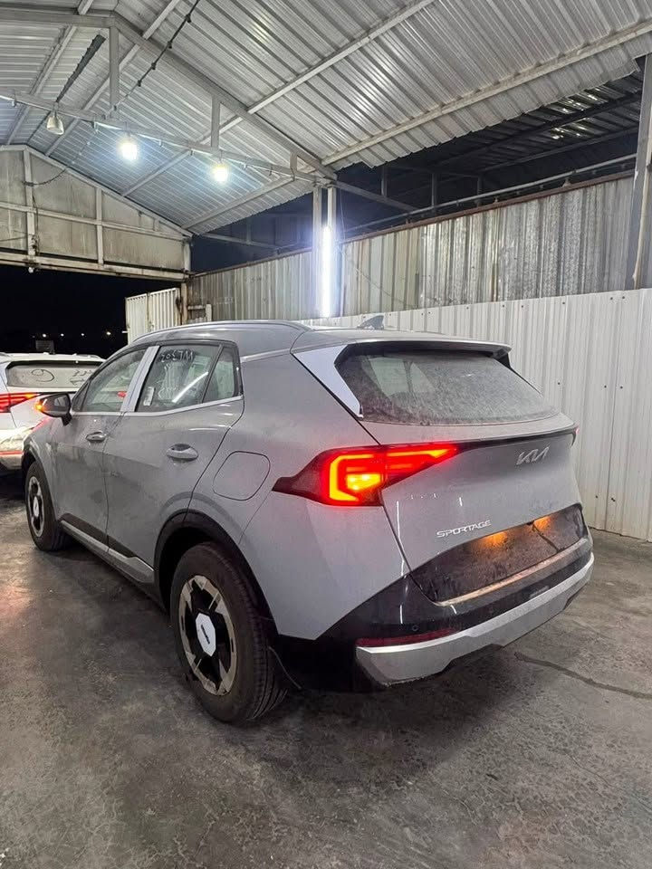 🚗 **Kia Sportage 2026 –  كيا سبورتاج**السعر( 35,000,000) مليون دينار مرقم كامل سنوية ولوحات تستلم بأسمك
سعر مميز / 

▪️ الموديل: 2026
▪️ الحالة: زيرو كيلومتر
▪️ المحرك: 2.0 لتر
▪️ اللوحات: رقم بغداد 

🔸 **المواصفات:**
🔹 تشغيل بصمة + تشغيل عن بُعد
🔹 شاشة أصلية + Apple CarPlay
🔹 كاميرا أصلية
🔹 إضاءة LED زينون
🔹 رادار جانبي
🔹 جنط 17
🔹 سايد بريك كهربائي + Auto Hold
2026 بسعر 🔥 

📞 للاستفسار:
***********::::*********** 
العنوان بغداد معارض الحبيبية قرب فلكة وهران@إشارةسيارات وشراء السيارات في بغداد@
