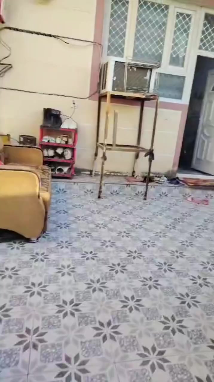 دار للبيع مساحة 150 متر طابق واحد زراعي سند 25 يتكون من غرفتين وصالة وستقبال ومطبخ كلة سيراميك للباب خدمات كاملة تبليط مجاري موقع بهرز يطل على منطقتين
نهاية مال ثنيان اوحي العروبة قرب كراج دانيال 
ملاحضة 
كاونتر هدية مع الدار 
استفسار مكتب علي حقي ***********
