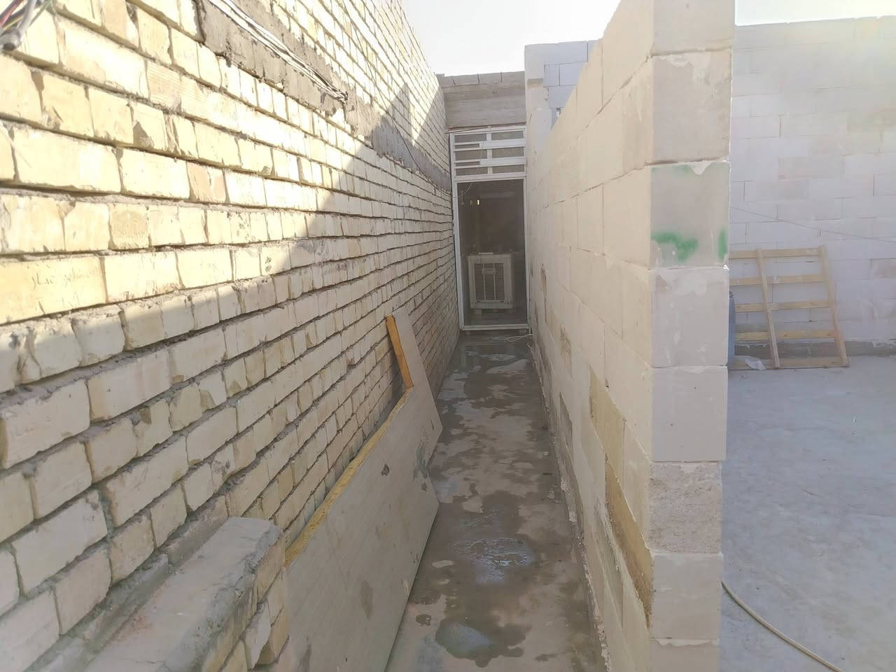 مشتمل للبيع  .. ( ١٠٠ ) م .
طابوق جمهوري رفت وسقف مسلح. 
جبهة ( ٥ ) م . نزال ( ٢٠ ) م
بغداد حي دجلة قرب حي النصر  زراعي سند ( ٢٥ ) شارع الحدادين قرب صورة أبو الفضل "عليه السلام" يحتوي على صالة وغرفة نوم ومنور وحمام وتواليت غربي داخلي. وتواليت خارجي. ومنور
الإستقبال هيكل + درج .
السعر على الرقم للاتصال ***********

