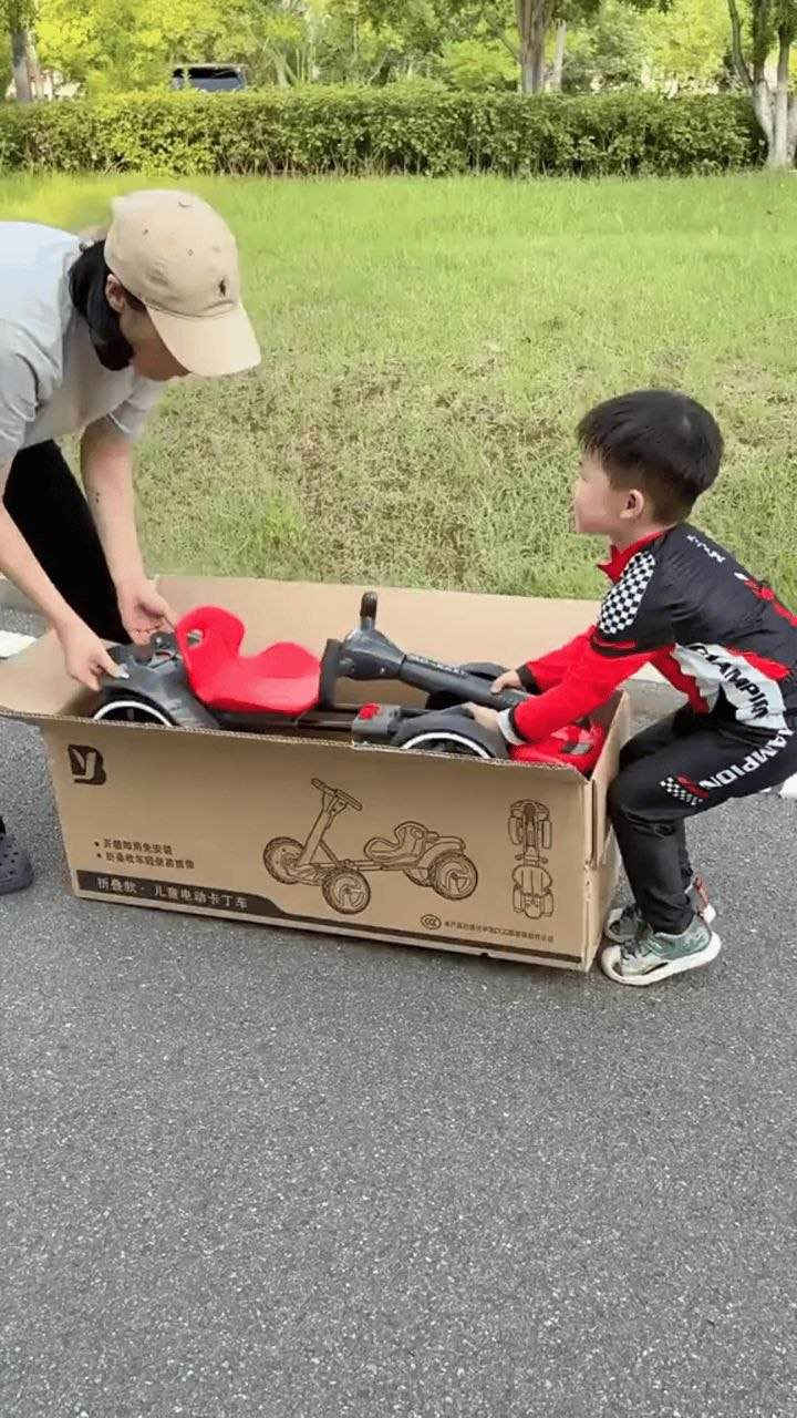 سيارة أطفال كهربائية قابلة للطي مع تحكم عن بعد – Go Kart

الاستخدامات:

لعبة ممتعة وآمنة للأطفال للقيادة داخل المنزل أو في الحدائق والساحات.

تطوير مهارات التوازن والتحكم بالحركة لدى الطفل.

مناسبة كنشاط ترفيهي يومي أو كهدية مميزة للأطفال.

يمكن استخدامها بوضع القيادة اليدوية أو عبر جهاز التحكم عن بعد للأهل.

المميزات:

تعمل بنظام بطارية قابلة لإعادة الشحن.

مفتاح تشغيلإيقاف خلفي (Power ONOFF).

أزرار تحكم أمامي وخلفي على المقود.

مزودة بمؤثرات صوتية وأزرار موسيقى مدمجة في المقود.

جهاز تحكم عن بعد للتحكم بحركة السيارة (تقدم  تراجع  توجيه).

هيكل قوي مصنوع من بلاستيك متين وآمن للأطفال.

عجلات عريضة وثابتة لثبات أفضل أثناء الحركة.

مقعد مريح بتصميم منحني لدعم ظهر الطفل.

إمكانية تعديل وضعية المقعد (أمام  خلف) حسب العمر.

نظام طي لتسهيل التخزين والنقل.

زر أمان مزدوج في نظام الطي لتثبيت الهيكل بإحكام.

طول سلك الشاحن: 100 سم.

قياس الكارتون:

- الطول: 80 سم
- العرض: 27 سم
- الارتفاع: 25 سم

محتويات الصندوق:

جسم السيارة.

4 عجلات.

جهاز تحكم عن بعد.

شاحن كهربائي.

مفك + عدة تثبيت (وردات معدنية وبلاستيكية).

دليل استخدام.

الملاحظات:

يجب شحن البطارية بالكامل قبل أول استخدام.

يُفضل إشراف شخص بالغ أثناء استخدام الطفل.

لا تُستخدم في الأماكن المبللة أو أثناء المطر.

العمر المناسب يحدد حسب حجم الطفل وتحمله للجلوس والتحكم.

يتم تركيب العجلات حسب التعليمات المرفقة في الدليل.

السعر 87 الف
توصيل مجاني أربيل, العراق


**إذا كنت صاحب هذا الإعلان وتريد حذفه لأي سبب، رجاءا أرسل رسالة إلى الدعم الفني**