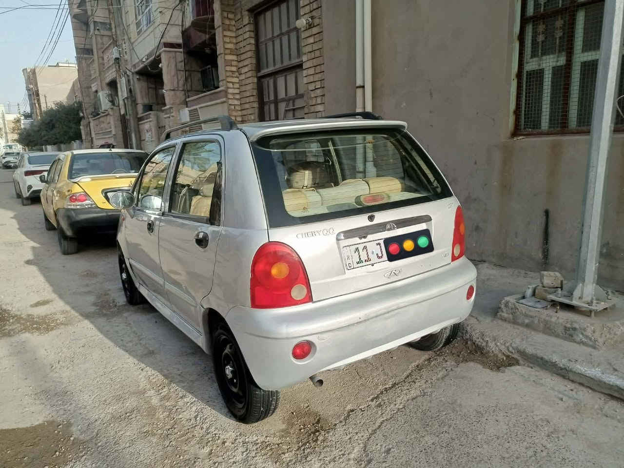 كيو كيو
موديل 2011
محرك 4سلندر 
كير اوتو 
سيارة مرتبة مال بيت 
بيها شاشة وكامرة 
كير ومحرك خير من الله 
مكانها بغداد الشعب 
السعر 28 قفل 
رقم الهاتف ***********

