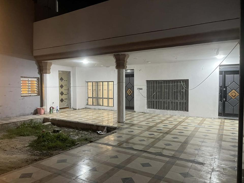 السلام عليكم بيت طابو زراعي سند 25 مساحه 300 واقع حال 350 واجهه 15 ونزال 20 البيت بناء حديث جاهز ع آخر حبه موقع ايحتوي ع غرف نوم عدد2 مع السويتات هول واستقبال ومطبخ حار وبارد مع صحيات خارجيه ايضا بيتونه الموقع ورديه شارع المشجر قرب ملعب بغداد البيت موقعه مميز ركن يبعد عن التبليط 20 متر الدار باسمي شخصيا السعر 105 وبيه مجال للشراي ***********
