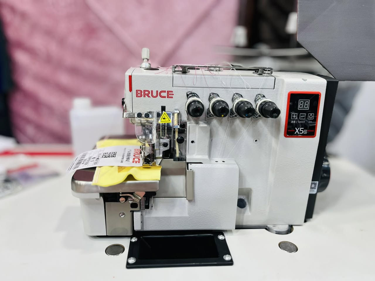 Bruce X5S.. القوة الذكية التي يحتاجها كل خياط(ة) محترف(ة)! 🚀🔥
إذا كنت (ي) تبحث (ين) عن السرفلة السريعة، المتينة، والأصلية.. فإن Bruce X5S هي خيارك الأفضل. الماكينة التي أثبتت كفاءتها في أكبر الورشات متوفرة الآن في محلنا!
لماذا يفضل الخياط(ة) موديل Bruce X5S؟
✅ محرك Drive جبار: محرك داخلي مدمج يوفر لك (ي) قوة سحب هائلة وسرعة تصل إلى 5500 دورة في الدقيقة، لإنجاز أصعب الأقمشة في ثوانٍ.
✅ الأصالة مضمونة: الماكينة مطبوعة (Gravée) من الخلف بختم "BRUCE" الأصلي، لضمان أنك (ي) تقتني (ين) المنتج الأصلي والجودة الحقيقية. 
✅فائق (Anti-Vibration): تصميم متطور يمنع الاهتزاز حتى في السرعات العالية، مما يضمن لك (ي) غرزة سرفلة متسقة ونظيفة جداً.
✅ توفير وذكاء: نظام اقتصادي في استهلاك الكهرباء مع إضاءة LED قوية تريح العين أثناء العمل الطويل.
✅ سلاسة في العمل: تتعامل مع الأقمشة الرقيقة (مثل الشيفون) والغليظة (مثل الجينز) بكل سهولة دون الحاجة لتغيير الإعدادات باستمرار.
✅ قطع الغيار متوفرة دائماً: لا تقلق(ي) بشأن الصيانة، جميع قطع الغيار الأصلية لهذه الماكينة متوفرة عندنا وفي السوق، لضمان استمرارية عملك (ي) دون توقف.
✅ ضمان لمدة سنتين (24 شهرًا): نحن نرافقك (ي) بعد البيع؛ أي مشكلة تقنية أو مصنعية نحن هنا لخدمتك.
استثمر (ي) في Bruce X5S وارفع (ي) من جودة وسرعة إنتاجك اليوم! 💎
💰 السعر الحالي: 86،000 (ثمنية ملاين و ستمية ) د.ج
🚚 التوصيل: متوفر لـ 69 ولاية (تصلك الماكينة مغلفة وجاهزة للعمل).
🤝 الدفع: عند الاستلام


**إذا كنت صاحب هذا الإعلان وتريد حذفه لأي سبب، رجاءا أرسل رسالة إلى الدعم الفني**