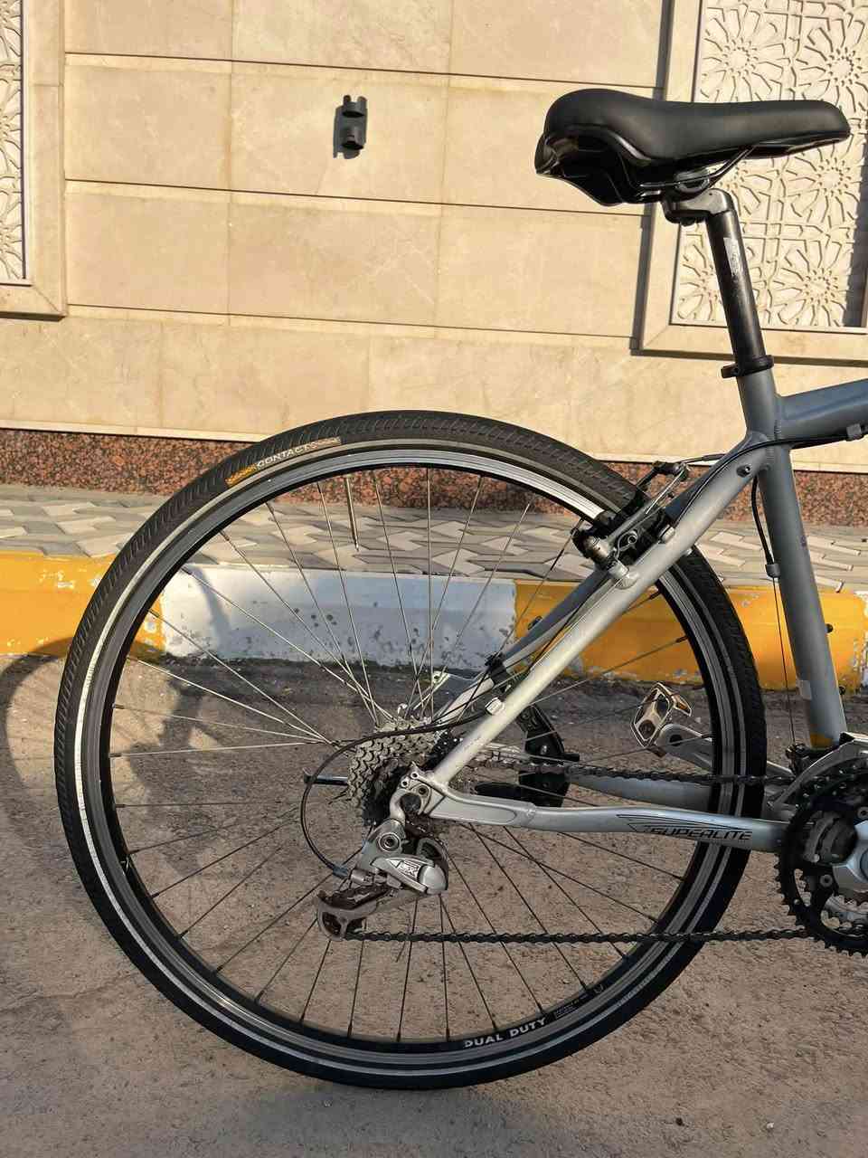 السلام عليكم 
للبيع بايسكل ماركة فيلت امريكي 
حجم 28 قياس M 
سستم بالكامل ديور 
وياله WTB 
تايرات CONTINENTAL اصليات 
دبل امامي قفل و فتح 

السعر 190 
مكاني بغداد زيونه 
هاتف: ***********
متوفر توصيل لجميع محافضات العراق

