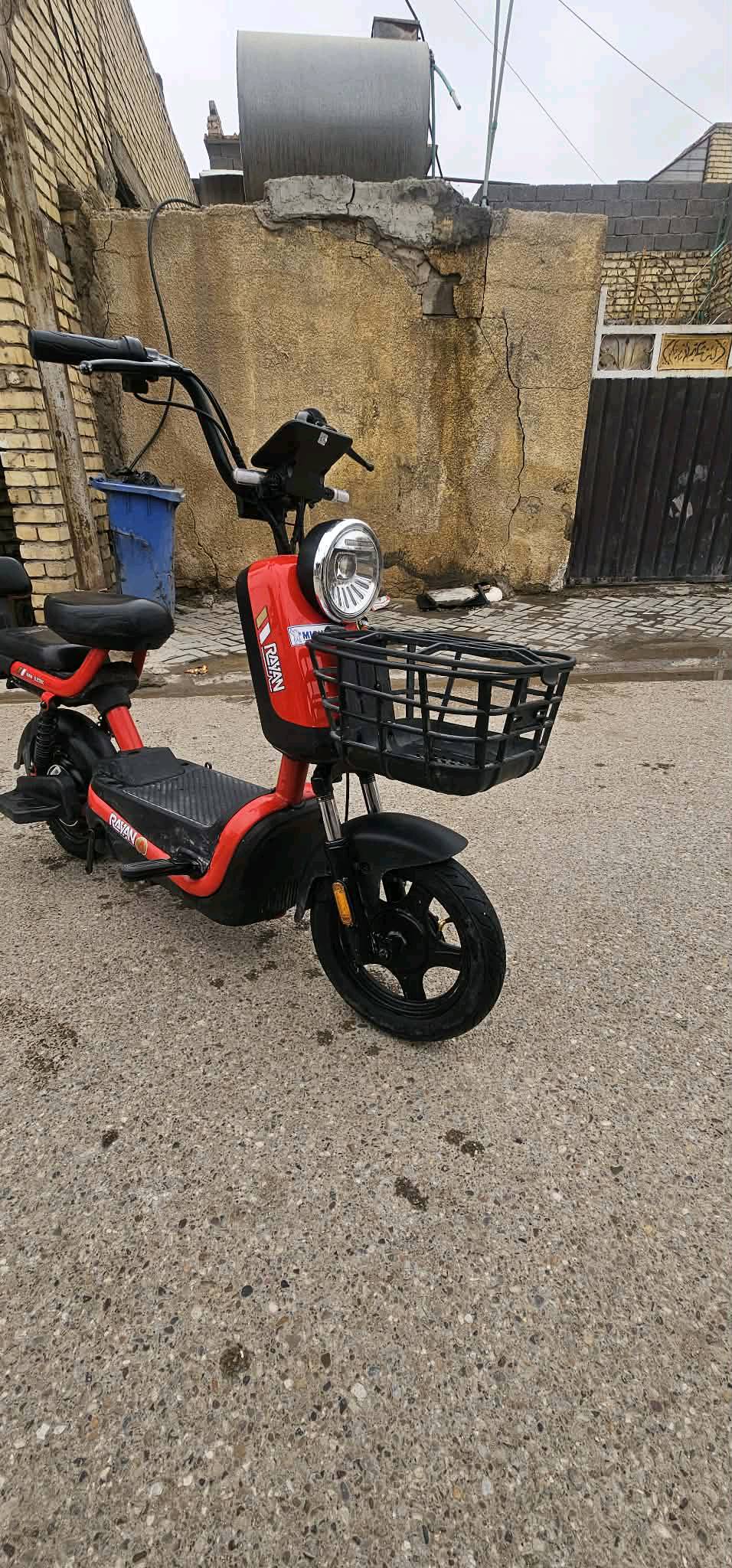 السلام عليكم دراجة شحن الريان نضافة 100/80 كاملة ملحقات بسعر 300 وبيها مجال العنوان حي النصر شارع المستوصف 