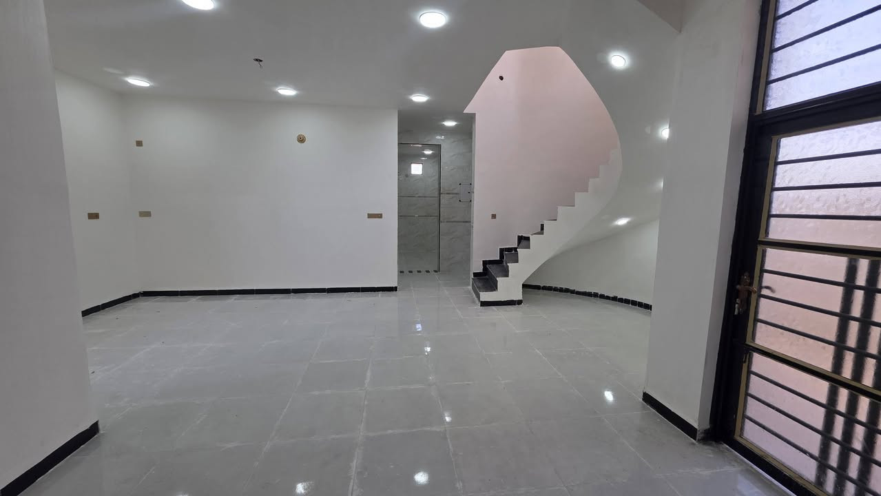 سلام عليكم بيت للبيع زراعي مرقم مساحه ٢٣٠ م ركن كوت حي الحكيم شارع الوائلي  يقع على ساحه ،  تفاصيل البيت بناء طابوق يحتوي على غرفتين نوم وصاله ومطبخ وستقبال كراج وحديقه صحيات داخليه وخارجيه السعر ٨٨ وقابل للتفاوض للاستفسار مراجعه دلاليه احمد السعيدي عنوان المكتب قرب معرض حسينيه بيت الخليفه للتصال  *********** او  واتساب ***********
