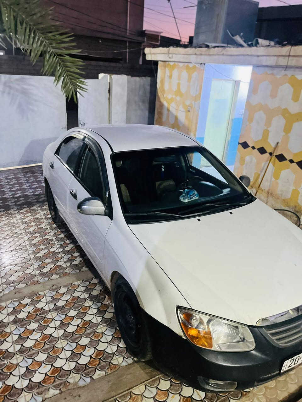 سيارة كيا سيىاتو2009
لون ابيض رقم ديالى دولي. 
كير ومحرك خير من الله. 
بيها قطعتين صبغ بنيد وجامرلغ اليمنى
عارضها ب 82
الاتصال على الرقم ***********
