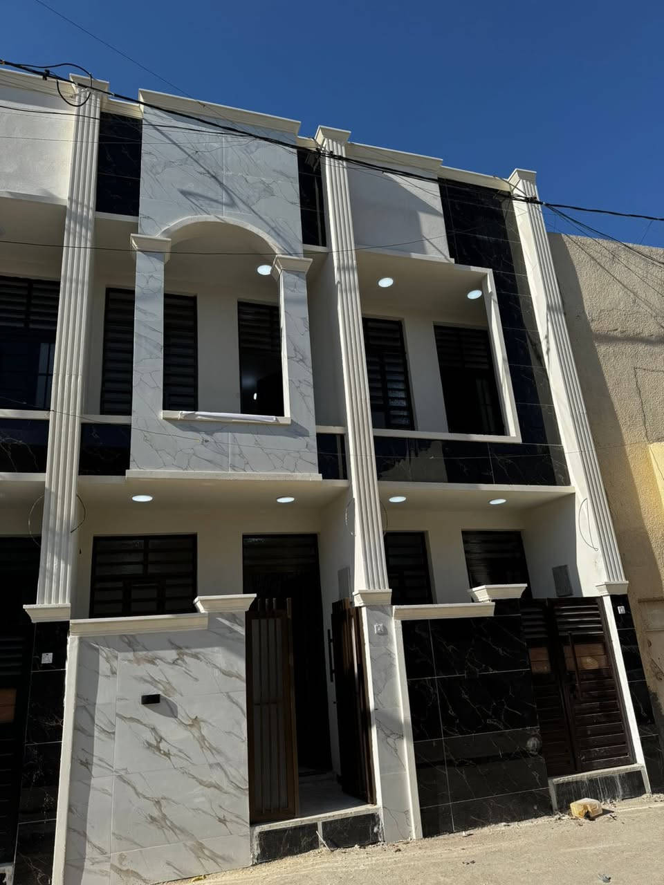 مشتمل للبيع مساحة 60 م طابقين بناء حديث يحتوي على 3 غرف وصالة ومطبخ وحمامات فوك وجوه العنوان الحرية الثالثة 430 قريب من شارع
***********
